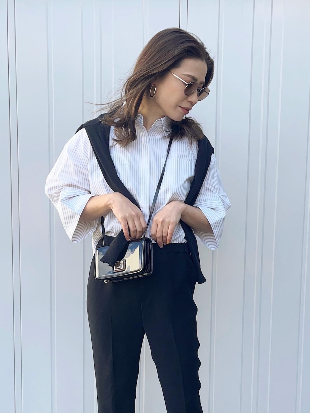 ベージュ系のシャツ/ブラウス、ブラック系のその他パンツを着用したレディースの冬コーディネートの2枚目の写真