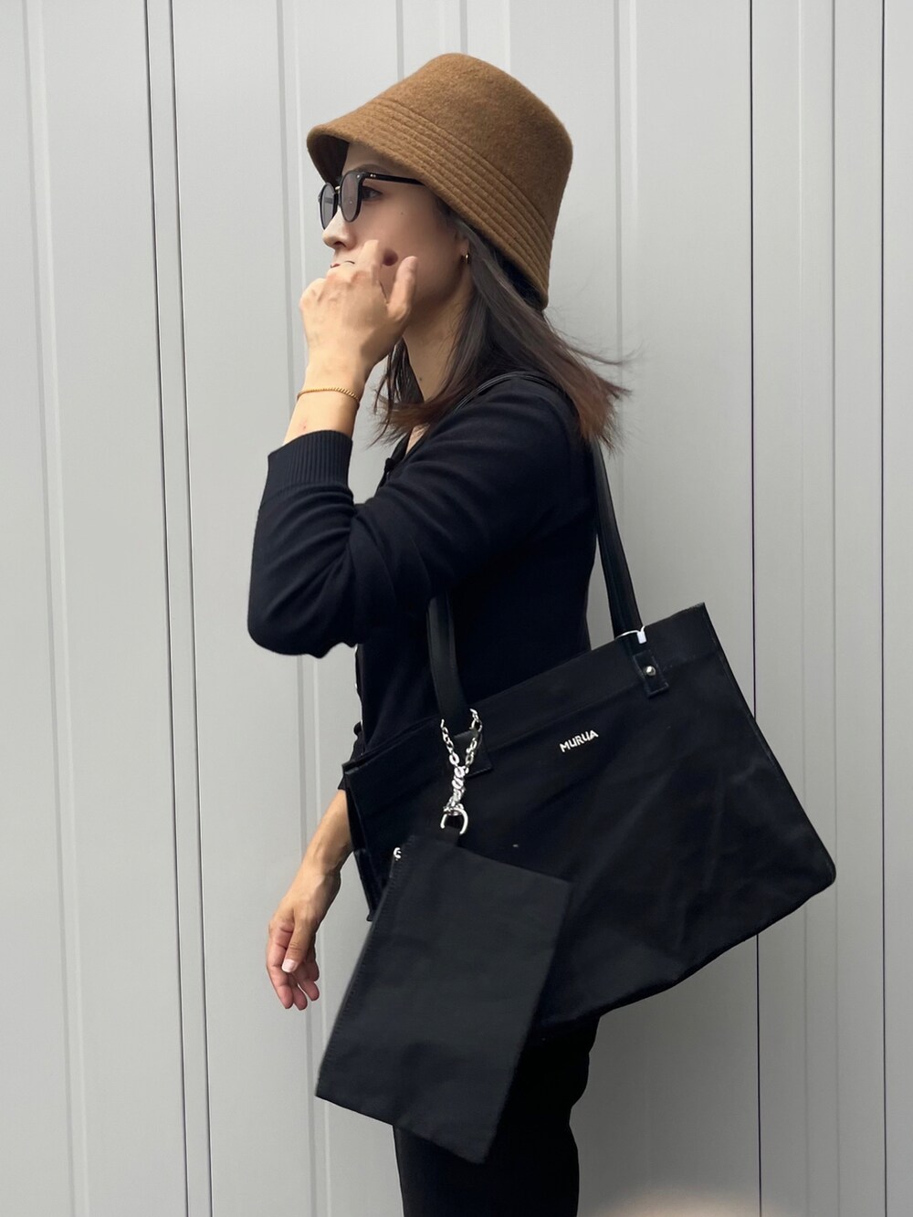 ブラック系のトートバッグ、ブラック系のその他パンツを着用したレディースの秋コーディネートの2枚目の写真