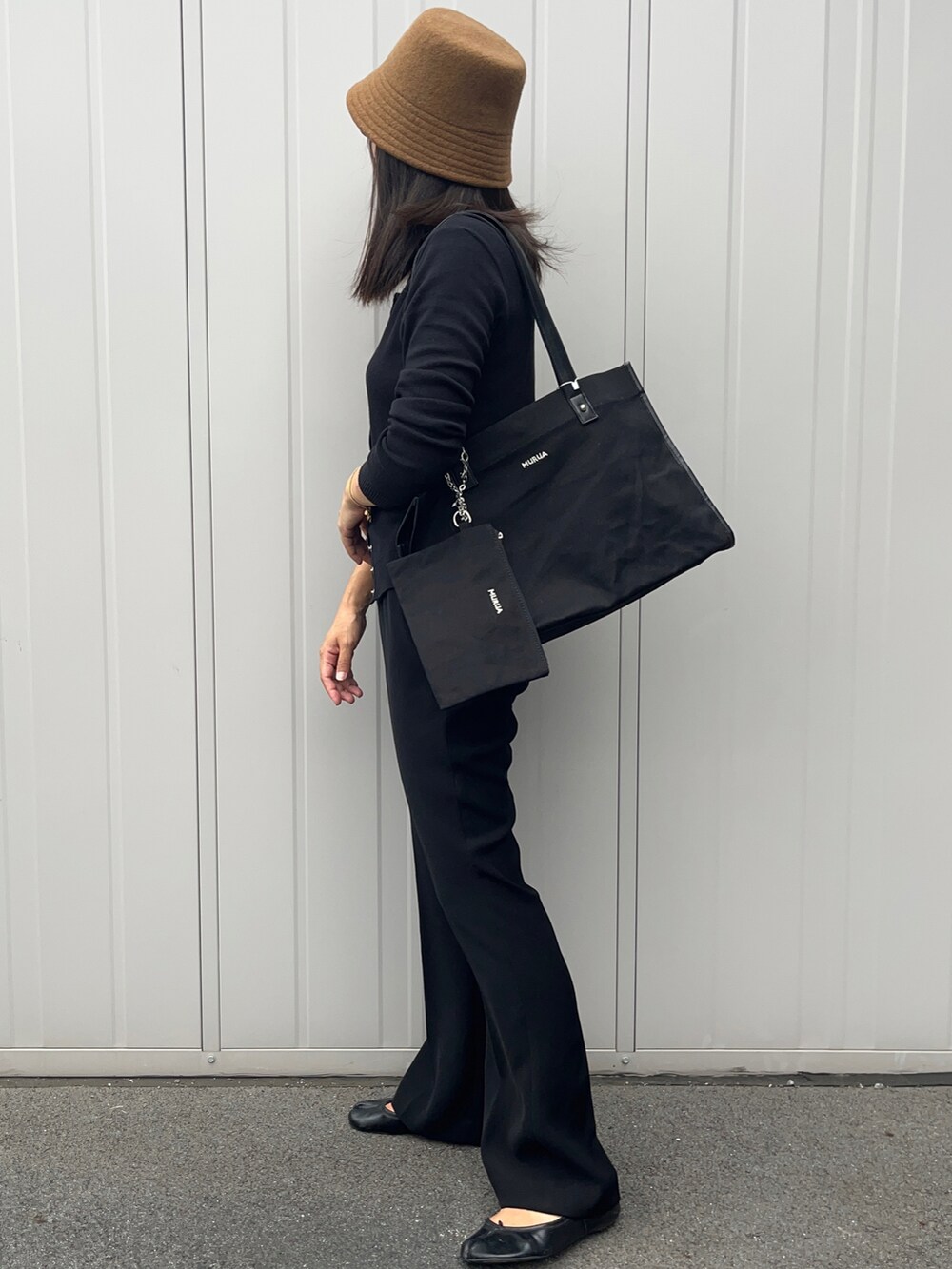 ブラック系のトートバッグ、ブラック系のその他パンツを着用したレディースの秋コーディネートの3枚目の写真