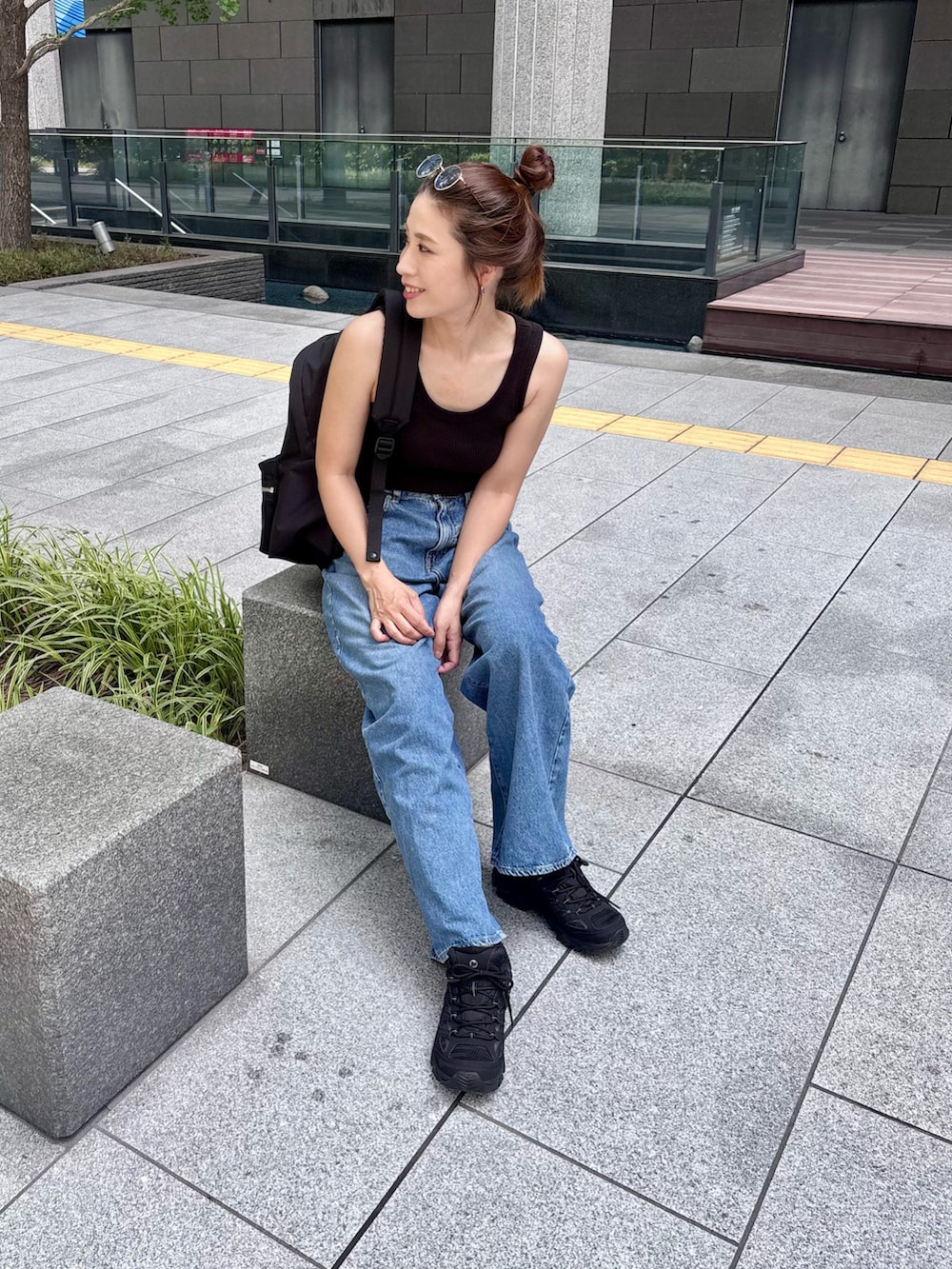 「スポーツミックス、タンクトップ、ノースリーブ、デニム、バックパック」｜「NEEDBY heritageの【NEEDBY for ADAM ET ROPE'】別注 ANGIE（デニムパンツ、ブルー系）」を使った、NANAさん（レディース・162cm）の夏コーディネートの2枚目の写真