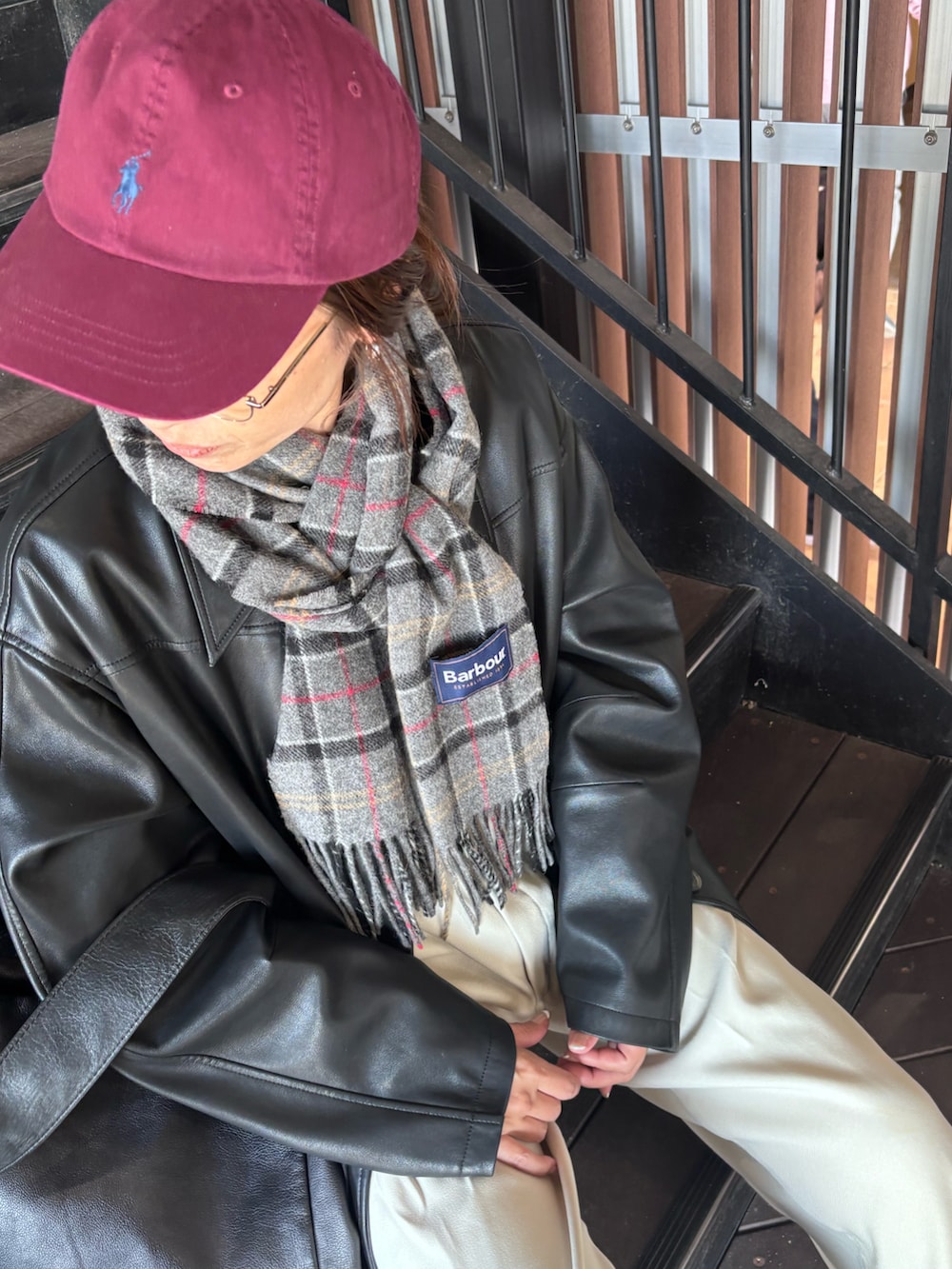 ブラック系のスニーカー、ブラック系のテーラードジャケット、ゴールド系のメガネを着用したレディースの冬コーディネートの3枚目の写真