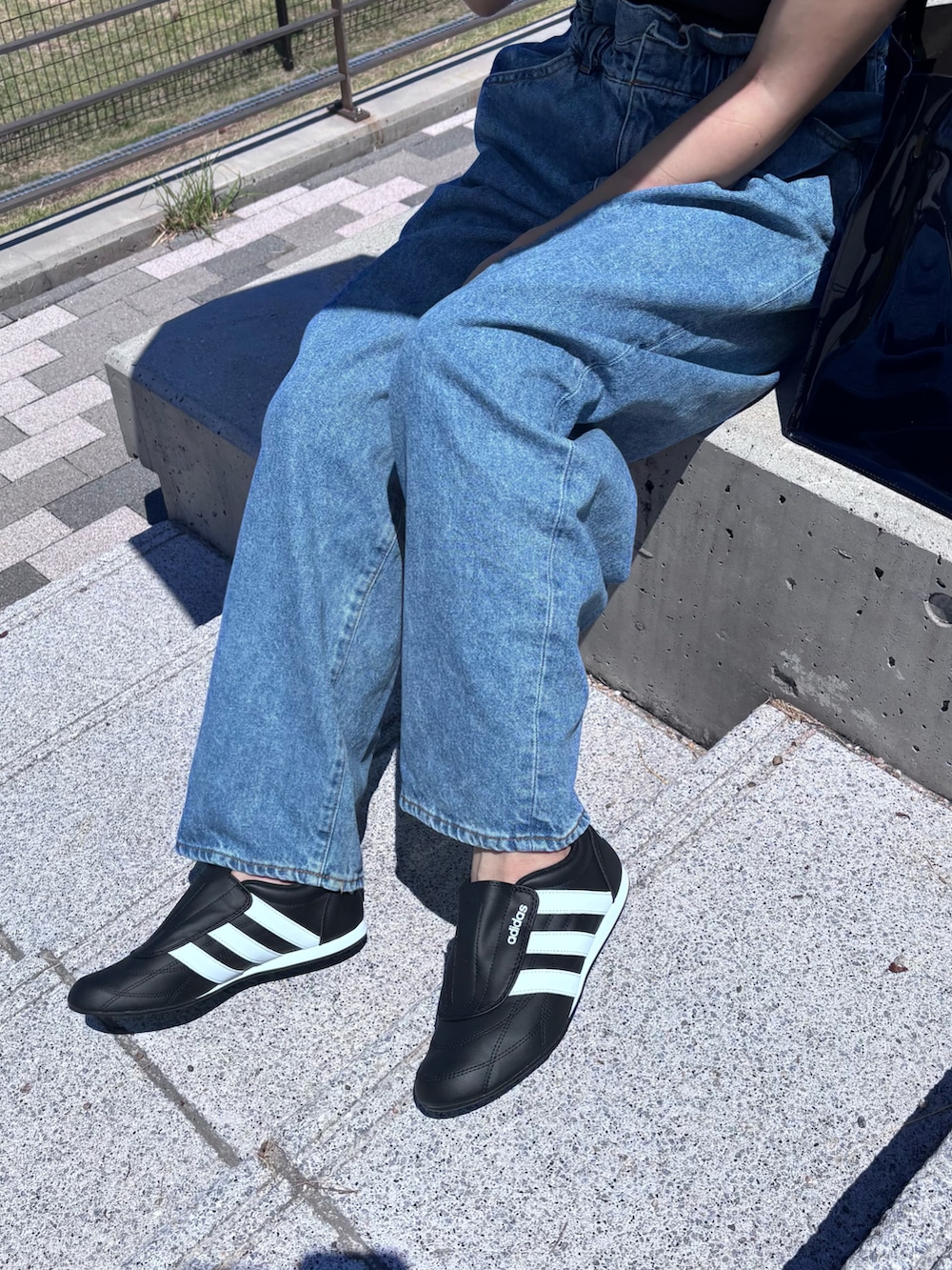 ブルー系のデニムパンツ、ブラック系のヘアバンドを着用したレディースの夏コーディネートの3枚目の写真