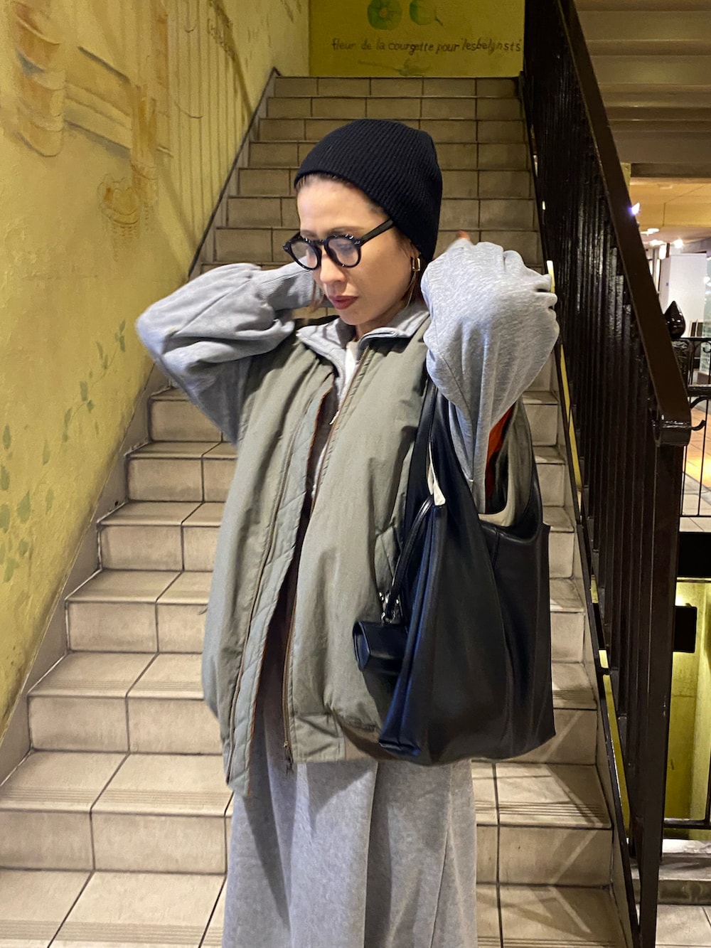 ブラック系のトートバッグ、ブラック系のブーツ、ブラック系のニットキャップ/ビーニーを着用したレディースの冬コーディネートの2枚目の写真