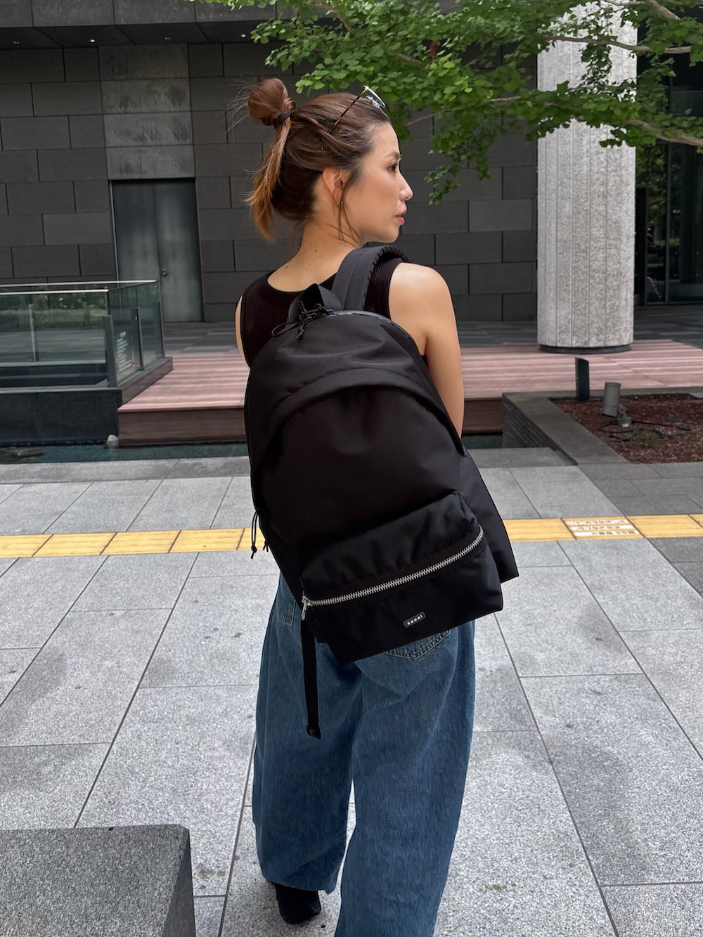 「スポーツミックス、タンクトップ、ノースリーブ、デニム、バックパック」｜「NEEDBY heritageの【NEEDBY for ADAM ET ROPE'】別注 ANGIE（デニムパンツ、ブルー系）」を使った、NANAさん（レディース・162cm）の夏コーディネートの3枚目の写真