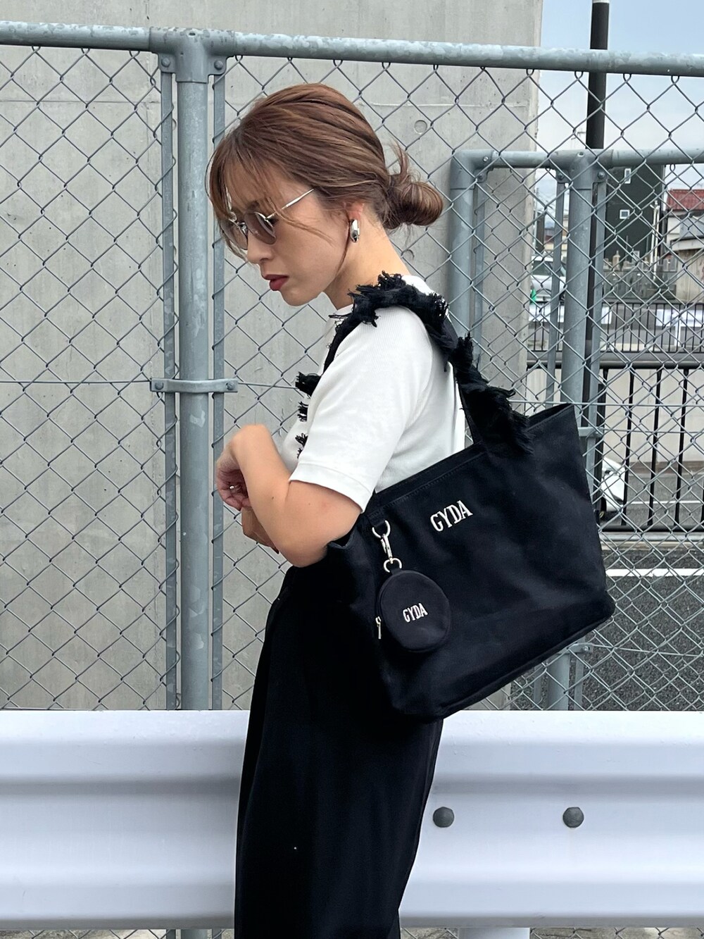 「PR、夏、休日スタイル、モノトーン、白Tシャツ、サングラス、トートバッグ、今日のコスメと服、このスタイルがお気に入り」｜「GYDAのGYDA(ジェイダ) ミニポーチ付きフリンジハンドルトートバッグ キャンバス GY-B041A（トートバッグ、ブラック系）」を使った、NANAさん（レディース・162cm）の夏コーディネートの2枚目の写真