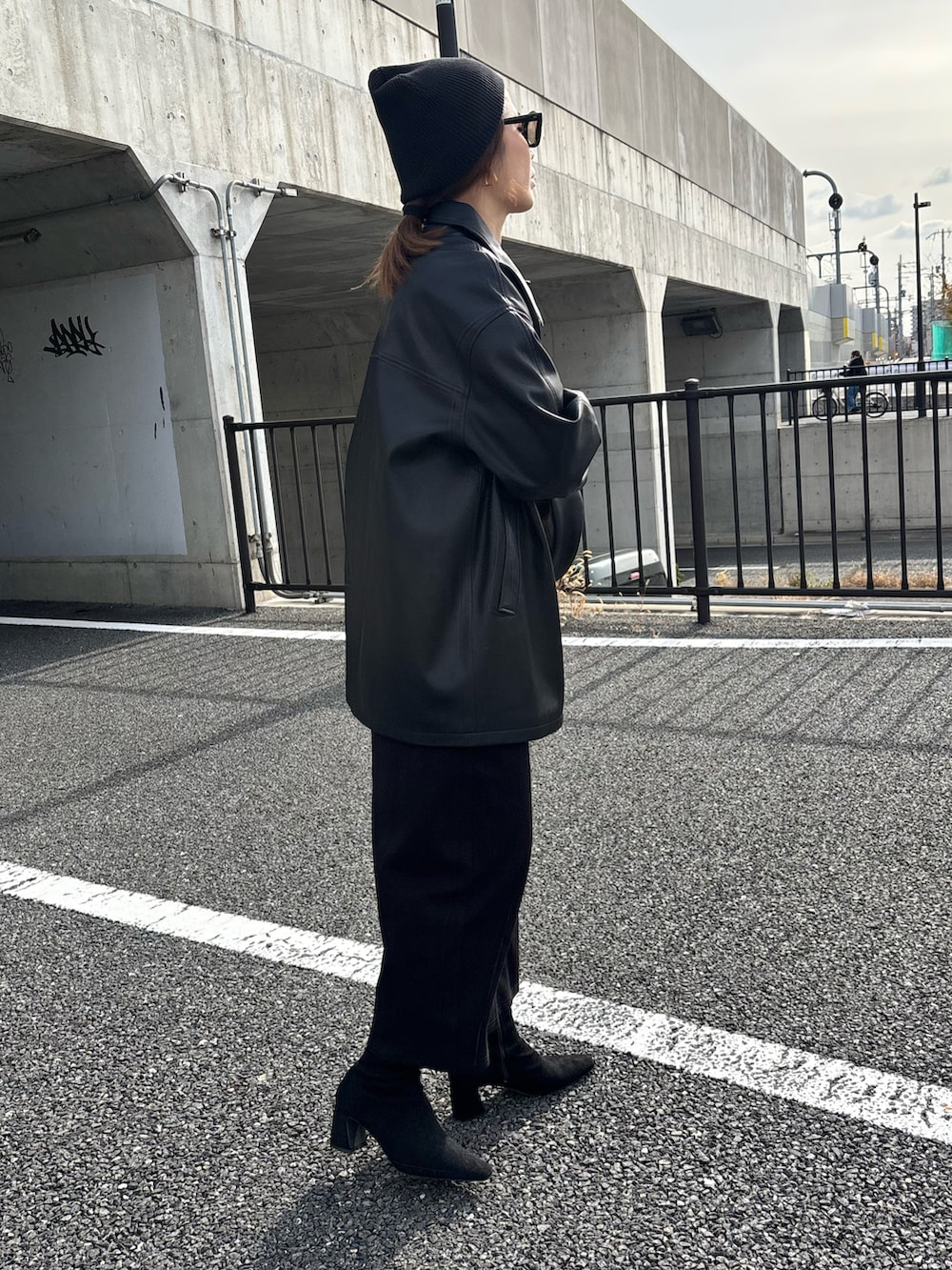 ブラック系のテーラードジャケット、ベージュ系のニット/セーターを着用したレディースの冬コーディネートの2枚目の写真