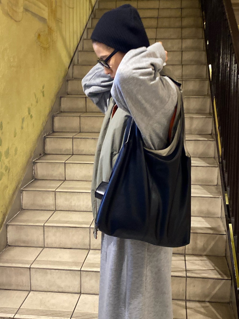 ブラック系のトートバッグ、ブラック系のブーツ、ブラック系のニットキャップ/ビーニーを着用したレディースの冬コーディネートの3枚目の写真