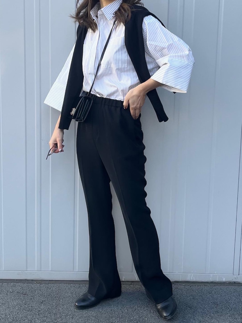 ベージュ系のシャツ/ブラウス、ブラック系のその他パンツを着用したレディースの冬コーディネートの3枚目の写真