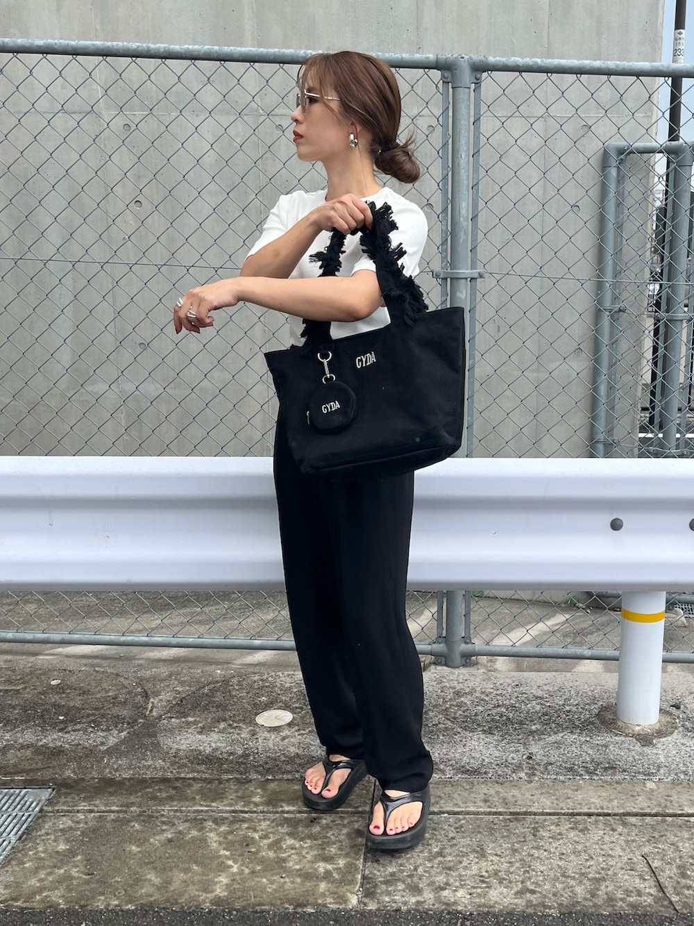 「PR、夏、休日スタイル、モノトーン、白Tシャツ、サングラス、トートバッグ、今日のコスメと服、このスタイルがお気に入り」｜「GYDAのGYDA(ジェイダ) ミニポーチ付きフリンジハンドルトートバッグ キャンバス GY-B041A（トートバッグ、ブラック系）」を使った、NANAさん（レディース・162cm）の夏コーディネートの3枚目の写真