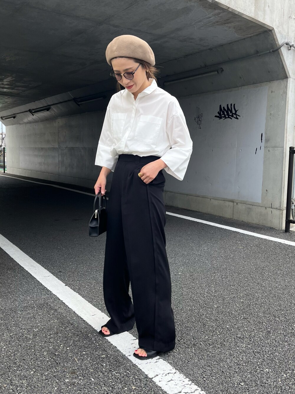 「春夏コーデ、シャツスタイル、今日のコスメと服、ハンドバッグ、モード、休日コーデ、PR」｜「cloencのオーバーサイズシャツ（シャツ/ブラウス、ホワイト系）」を使った、NANAさん（レディース・162cm）の春コーディネートの2枚目の写真