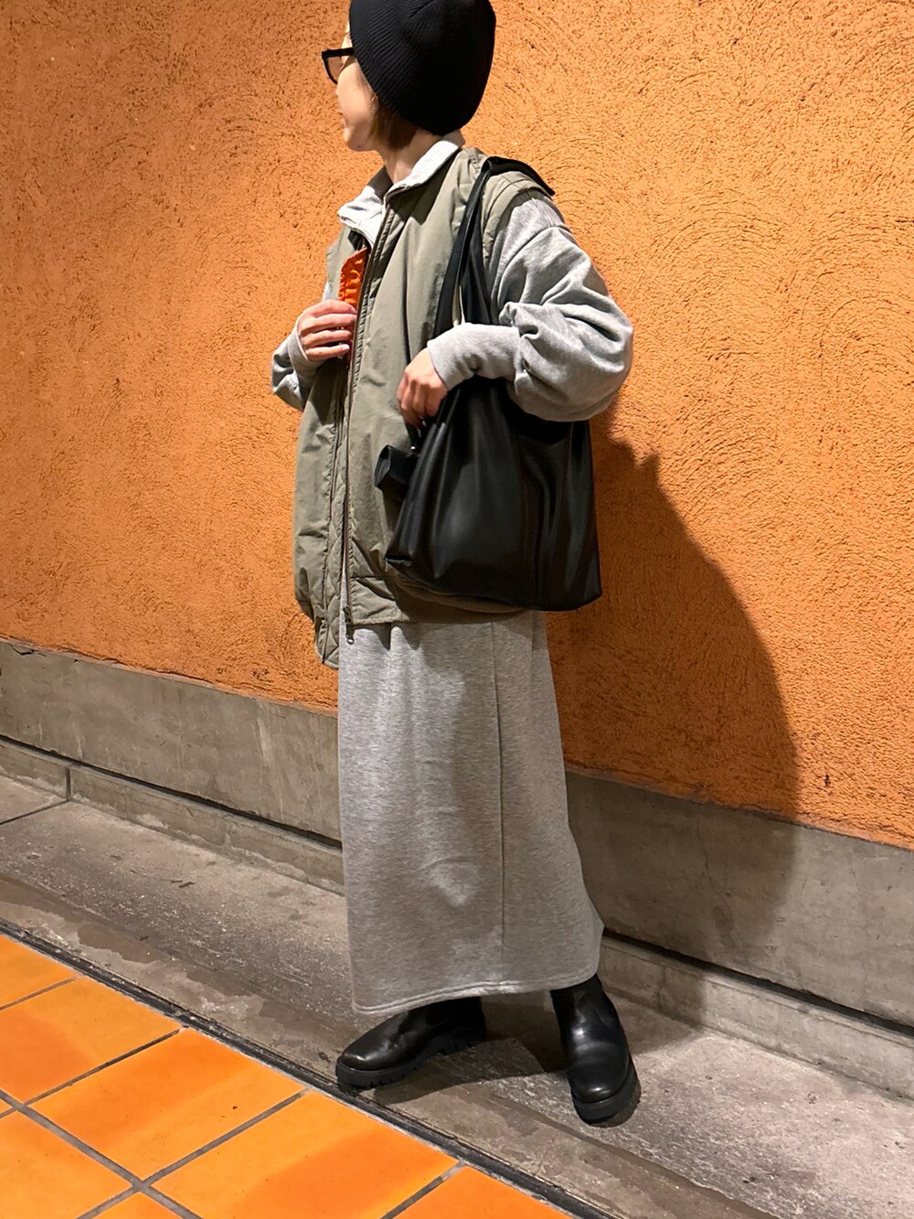 ブラック系のトートバッグ、ブラック系のブーツ、ブラック系のニットキャップ/ビーニーを着用したレディースの冬コーディネートの4枚目の写真