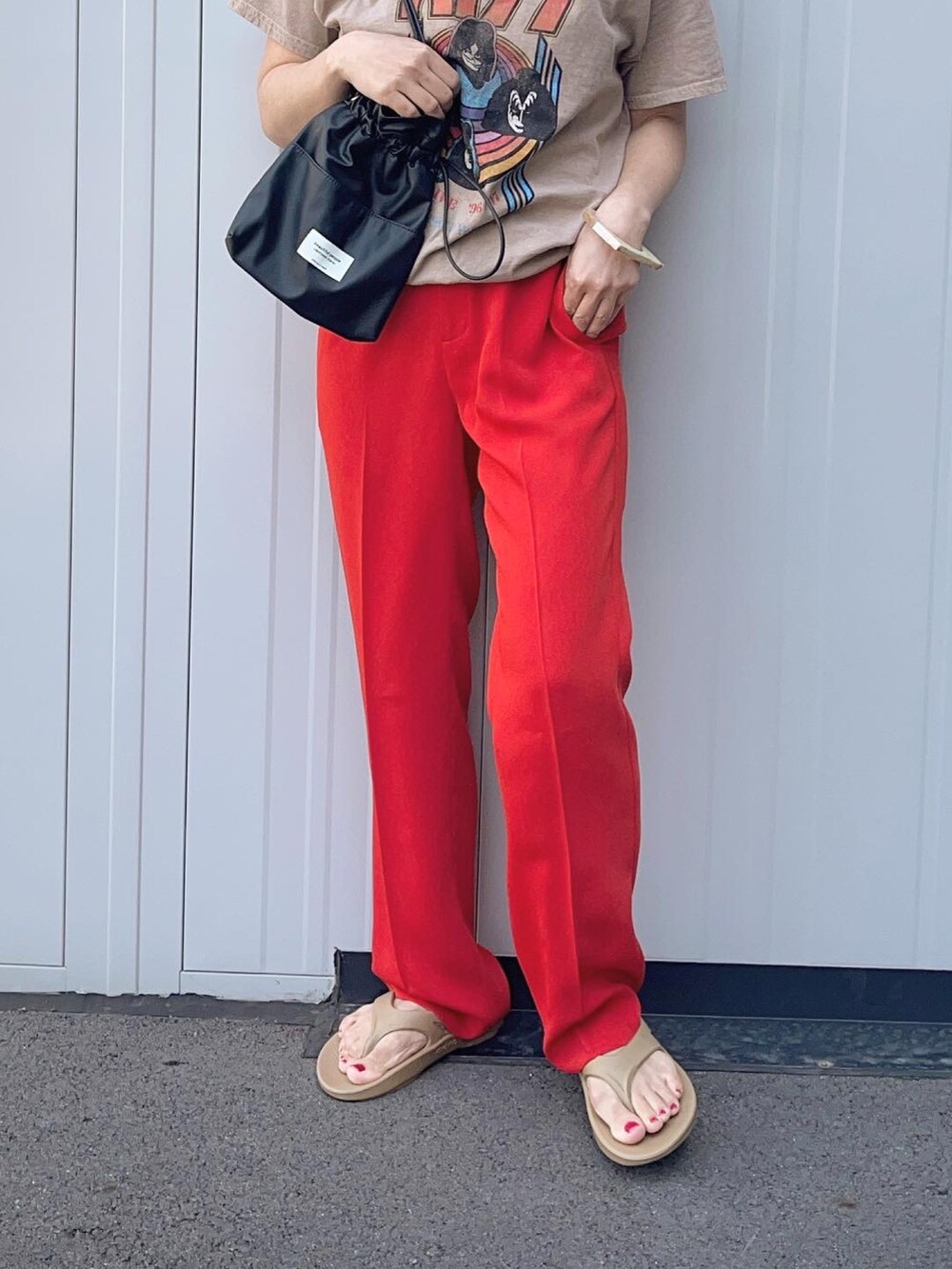 ベージュ系のTシャツ/カットソー、レッド系のパンツを着用したレディースの春コーディネートの2枚目の写真