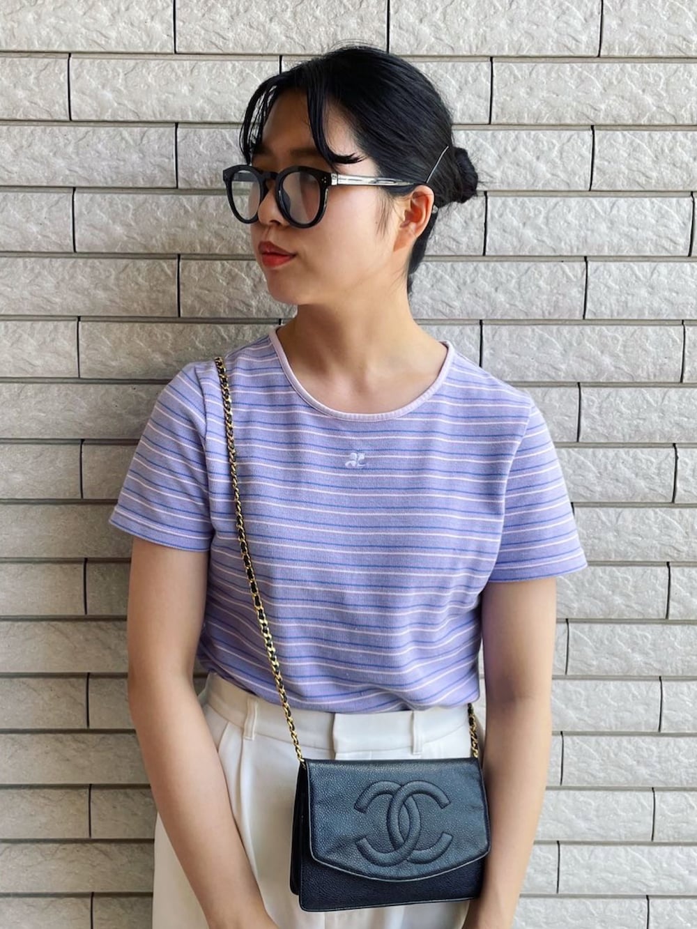 「シンプルコーデ、春夏コーデ、休日スタイル、ボーダー、夏コーデ、Tシャツ、ホワイト、サンダル、ワイドパンツ、ラフ、ショルダーバッグ、シルバーアクセサリー、カラーコーデ、リカバリーサンダル、めがね」｜「courregesのアイテム（Tシャツ/カットソー、パープル系）」を使った、アイさん（レディース・162cm）の夏コーディネートの2枚目の写真