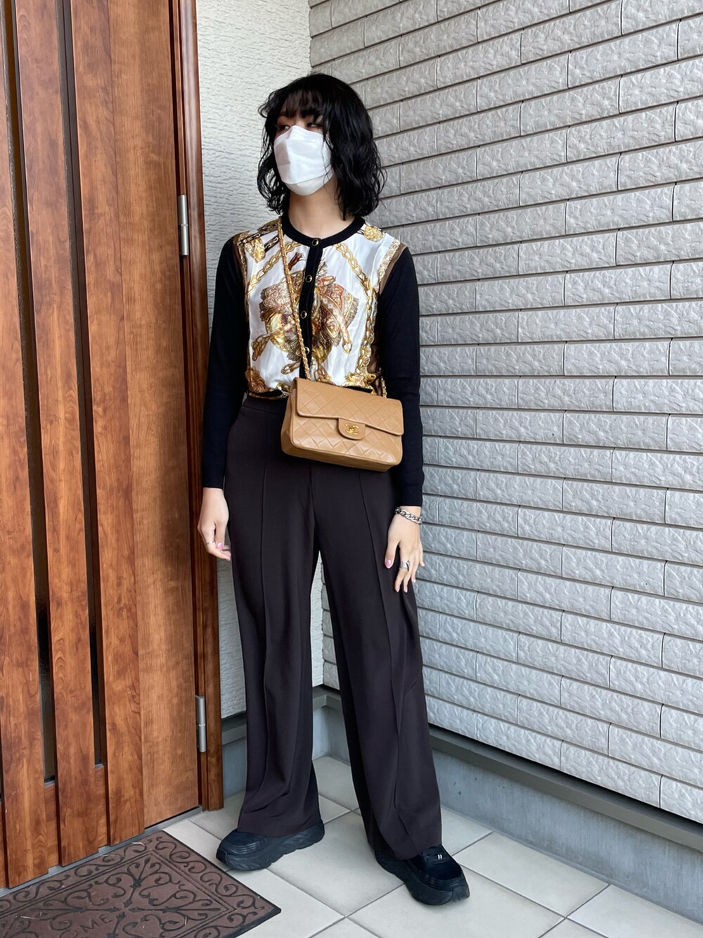 「ootd、スニーカー、プチプラ、UNIQLO、カーディガン、スカーフ、スラックス、ブラック、ブラウン、シンプル、chanel、古着、古着MIX、HOKAONEONE、休日スタイル」｜「UNIQLOのアイテム（パンツ、グレー系）」を使った、アイさん（レディース・162cm）の春コーディネートの2枚目の写真