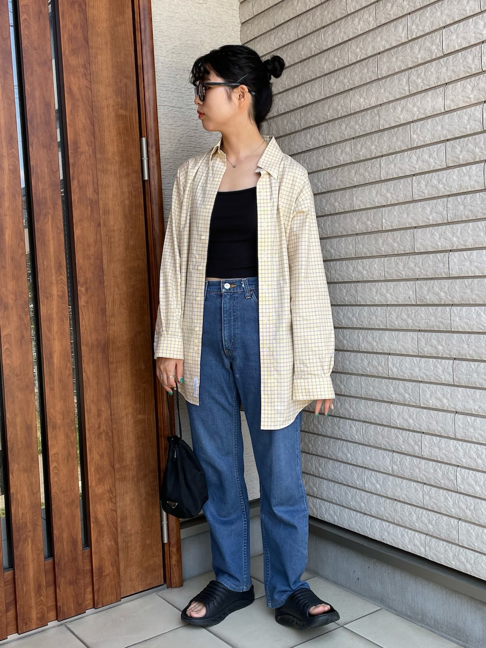 「デニムっていいよね、シンプルコーデ、夏コーデ、リラックススタイル、ラフ、ゆるコーデ、カジュアルコーデ、タンクトップ、シャツスタイル、シンプル、チェックシャツ、デニム、サンダル、巾着バッグ、イエロー」｜「GUのアイテム（キャミソール、ブラック系）」を使った、アイさん（レディース・162cm）の夏コーディネートの2枚目の写真
