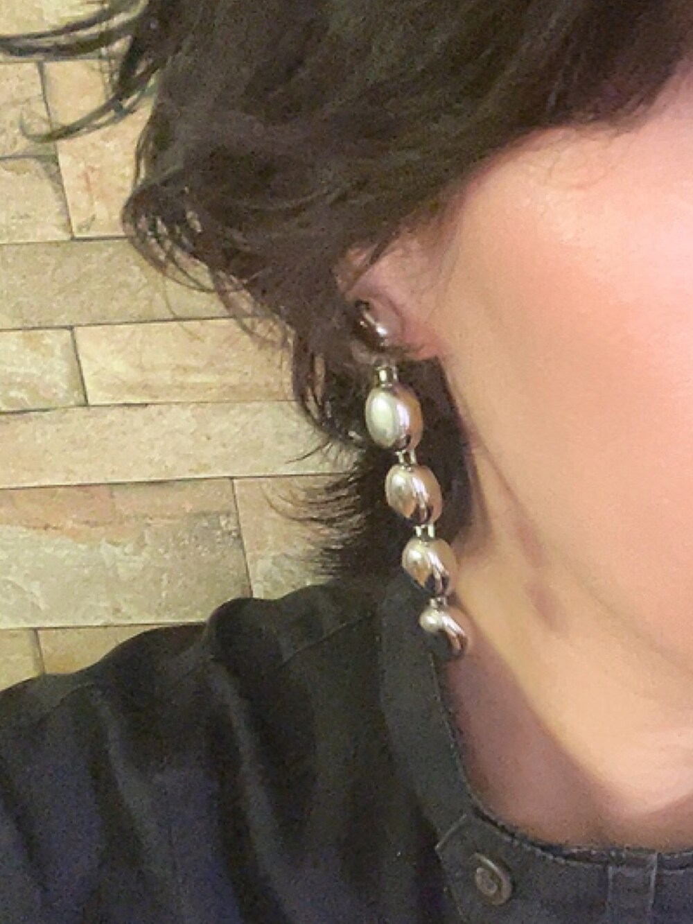 ブラック系のシャツ/ブラウス、ブルー系のパンツ、ブルー系のサンダルを着用したレディースの春コーディネートの2枚目の写真