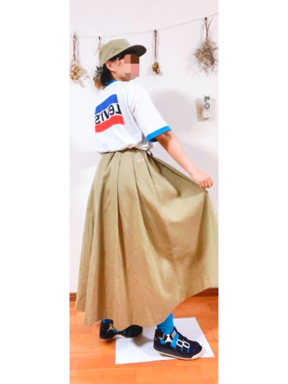 ホワイト系のTシャツ/カットソー、ベージュ系のスカート、ブルー系のサンダルを着用したレディースの春コーディネートの2枚目の写真