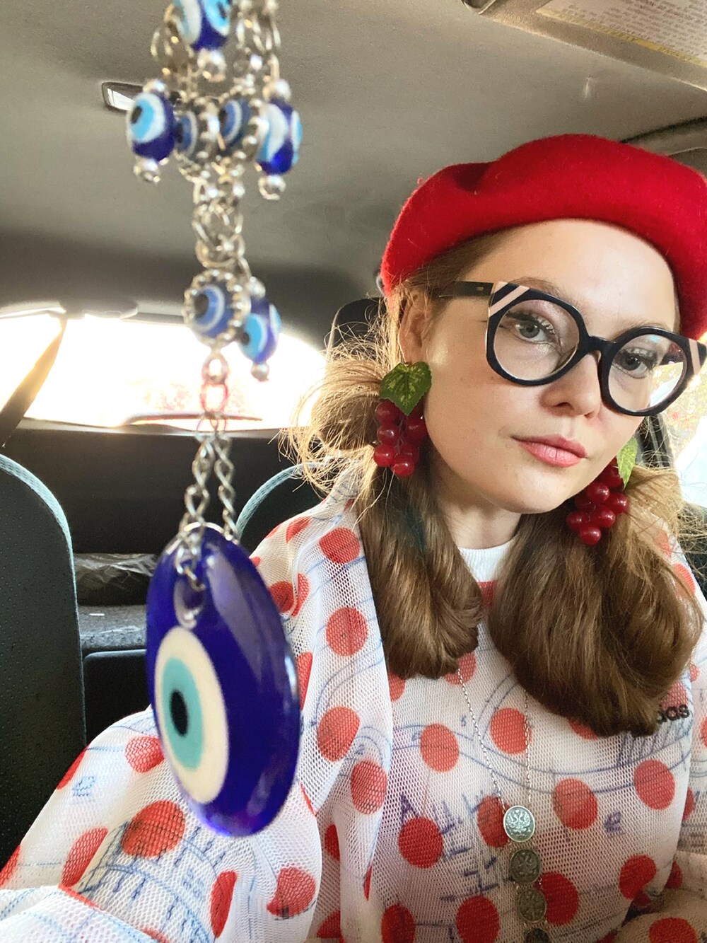 その他のスウェット、レッド系のハンチング/ベレー帽、レッド系のサングラスを着用したレディースの冬コーディネートの2枚目の写真