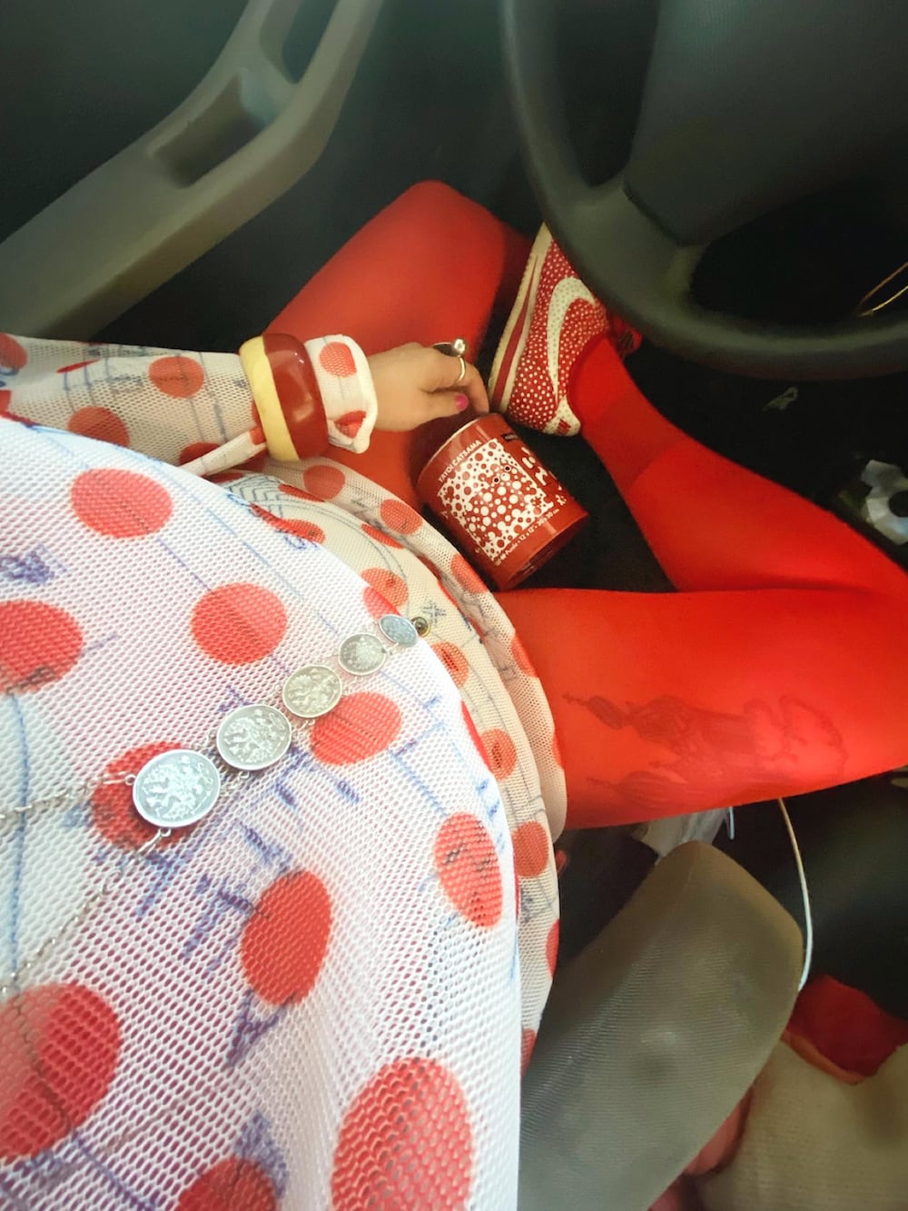 その他のスウェット、レッド系のハンチング/ベレー帽、レッド系のサングラスを着用したレディースの冬コーディネートの3枚目の写真