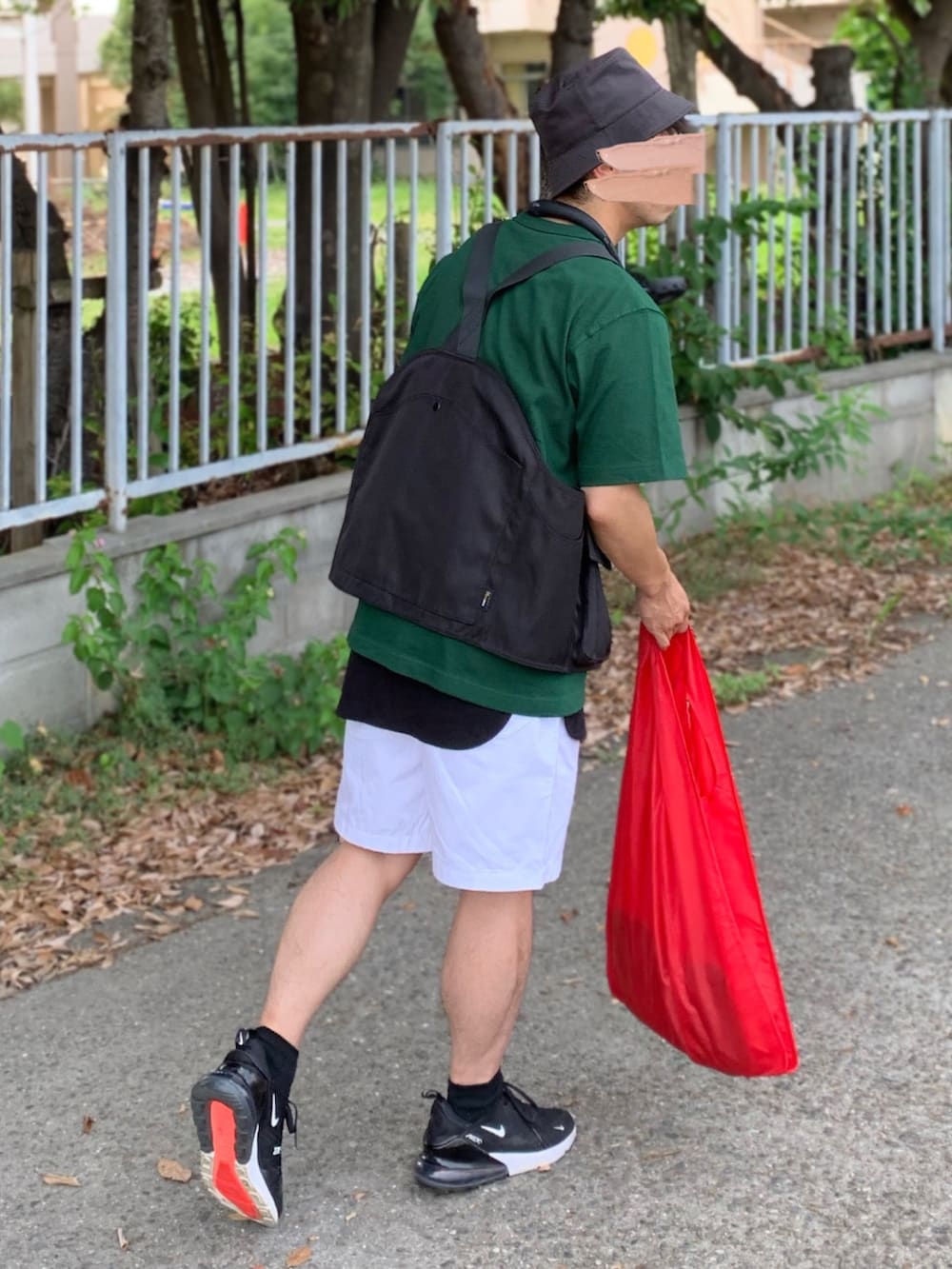 「バケットハット、ビッグシルエット、Tシャツ、ベスト、タンクトップ、オーバーサイズ、ハーフパンツ、エアマックス、ナイキ、GU、プチプラ、エコバッグ、低身長、扇風機、差し色」｜「GUのコットンクルーネックT(半袖)Lサイズ（Tシャツ/カットソー、グリーン系）」を使った、ともあき®さん（メンズ・167cm）の夏コーディネートの2枚目の写真