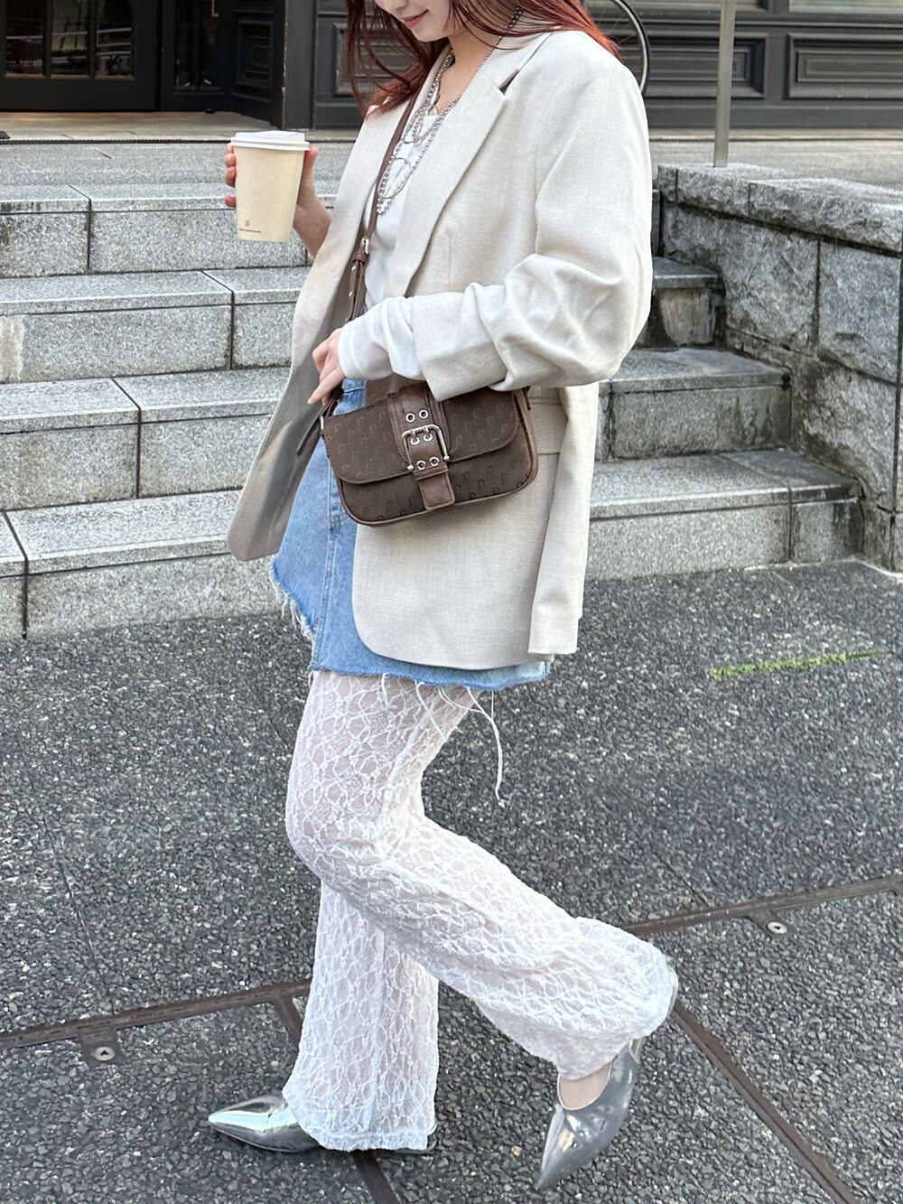 ホワイト系のジャケット/アウター、グリーン系のショルダーバッグ、ホワイト系のその他パンツを着用したレディースの春コーディネートの4枚目の写真