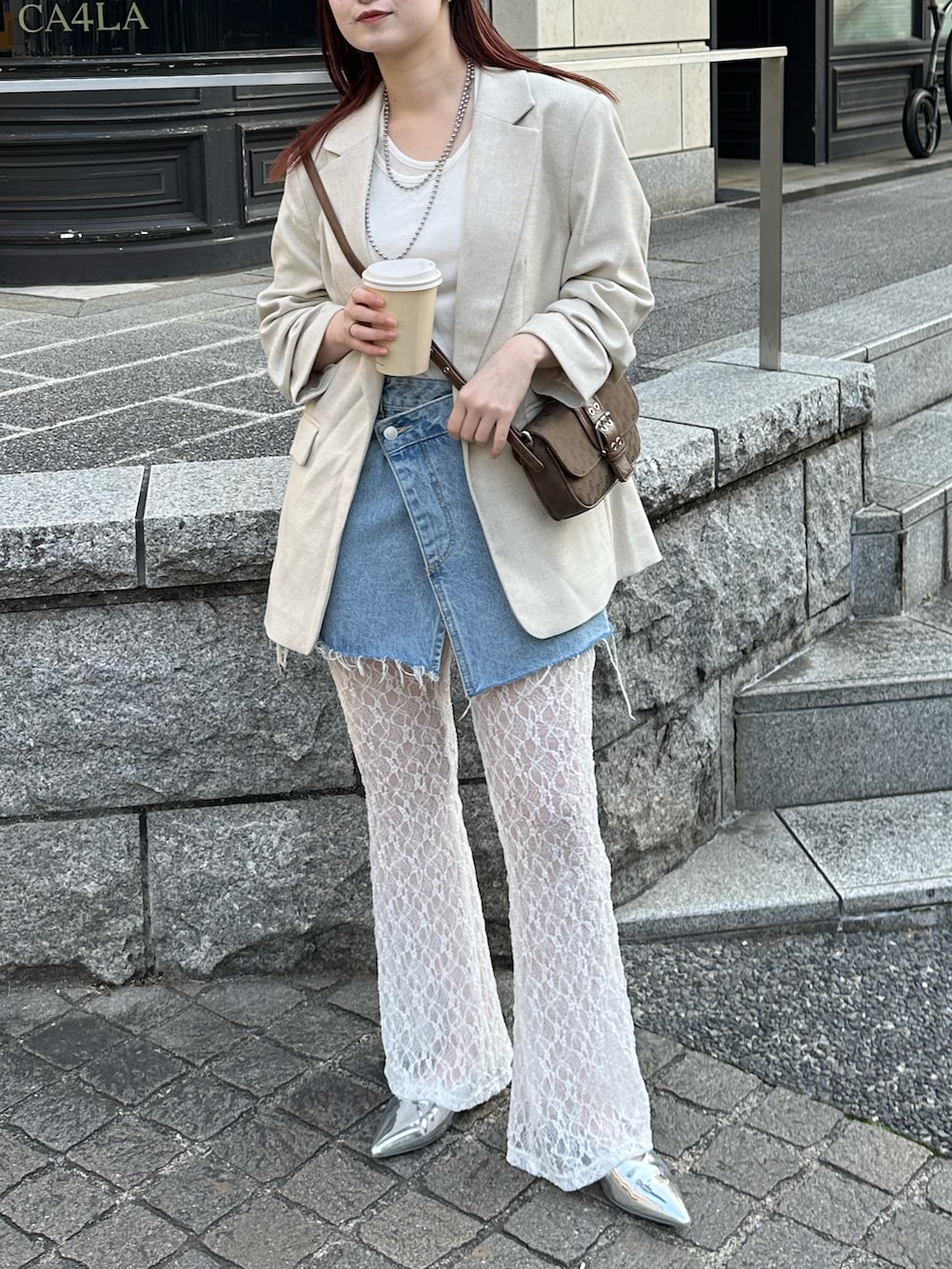 ホワイト系のジャケット/アウター、グリーン系のショルダーバッグ、ホワイト系のその他パンツを着用したレディースの春コーディネートの5枚目の写真