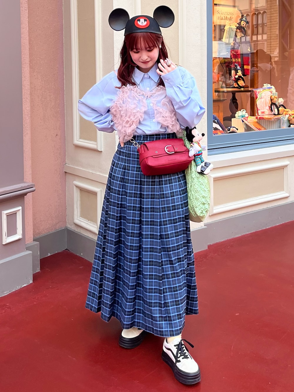 ブルー系のシャツ/ブラウス、ピンク系のシャツ/ブラウス、レッド系のショルダーバッグを着用したレディースの春コーディネートの3枚目の写真