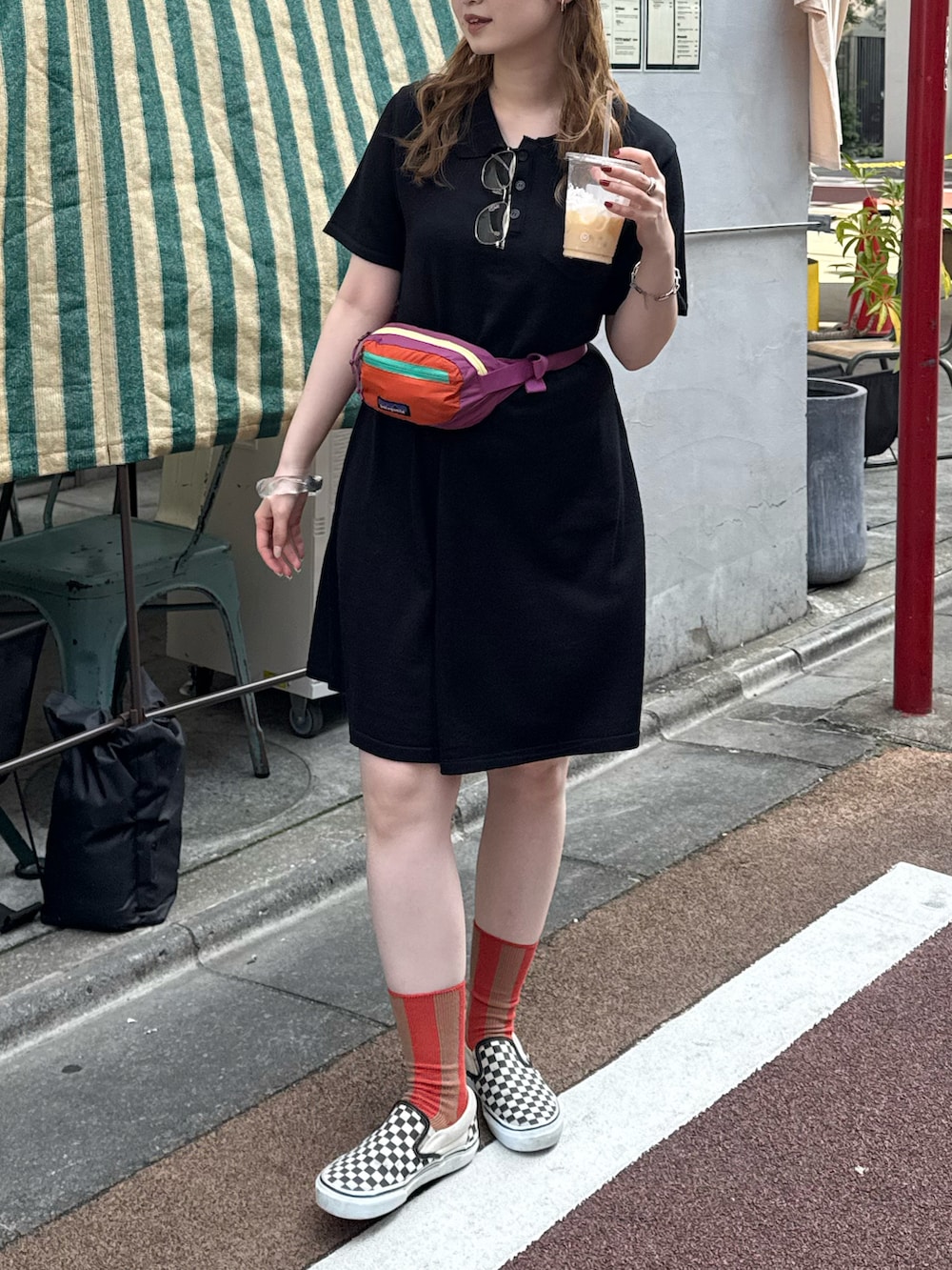 ブラック系のワンピース、ピンク系のボディバッグ/ウエストポーチ、ブラック系のスリッポンを着用したレディースの夏コーディネートの4枚目の写真