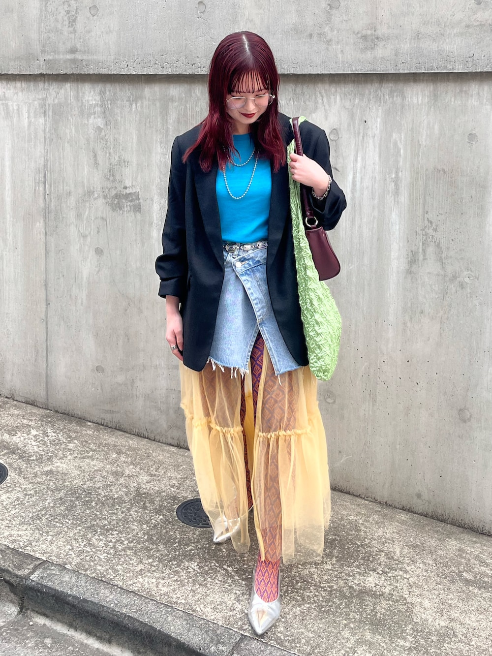 ブルー系のTシャツ/カットソー、ベージュ系のスカート、レッド系のショルダーバッグを着用したレディースの春コーディネートの3枚目の写真