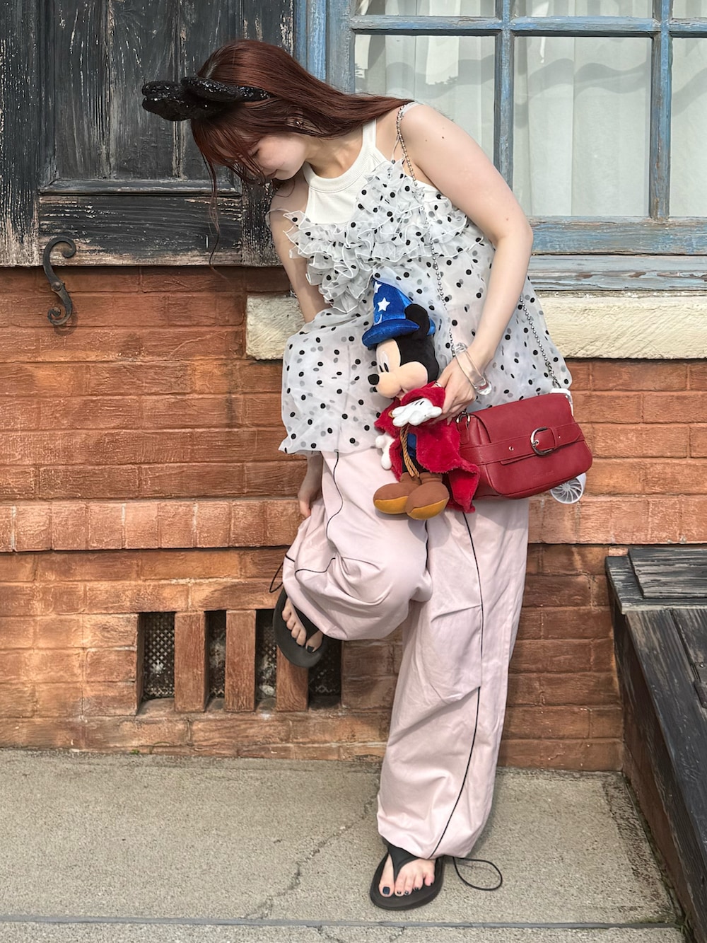 ピンク系のその他パンツ、ホワイト系のキャミソール、レッド系のショルダーバッグを着用したレディースの夏コーディネートの4枚目の写真