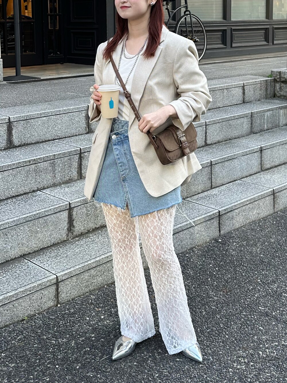 ホワイト系のジャケット/アウター、グリーン系のショルダーバッグ、ホワイト系のその他パンツを着用したレディースの春コーディネートの3枚目の写真