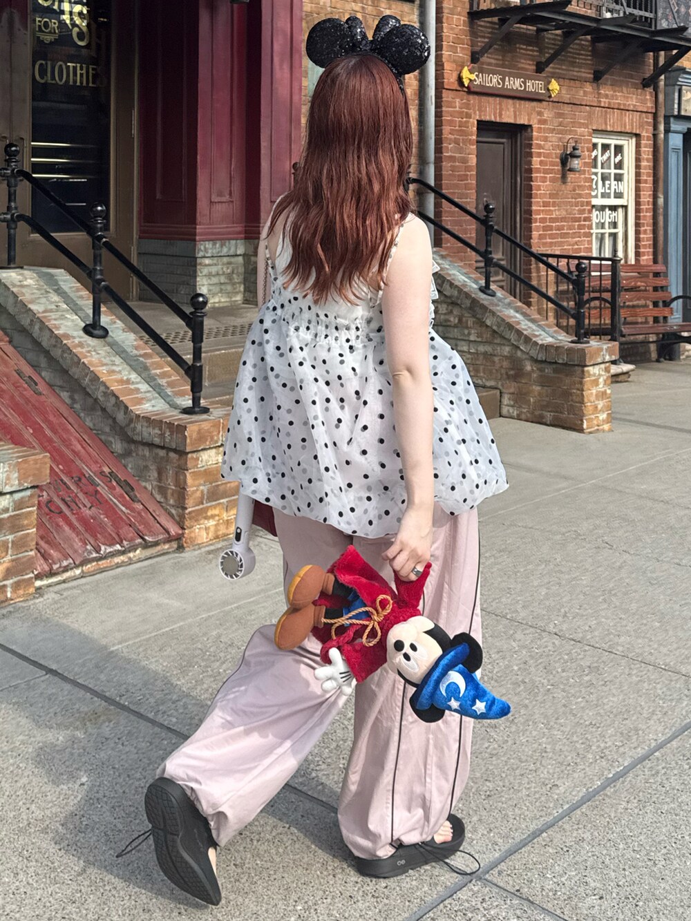 ピンク系のその他パンツ、ホワイト系のキャミソール、レッド系のショルダーバッグを着用したレディースの夏コーディネートの2枚目の写真