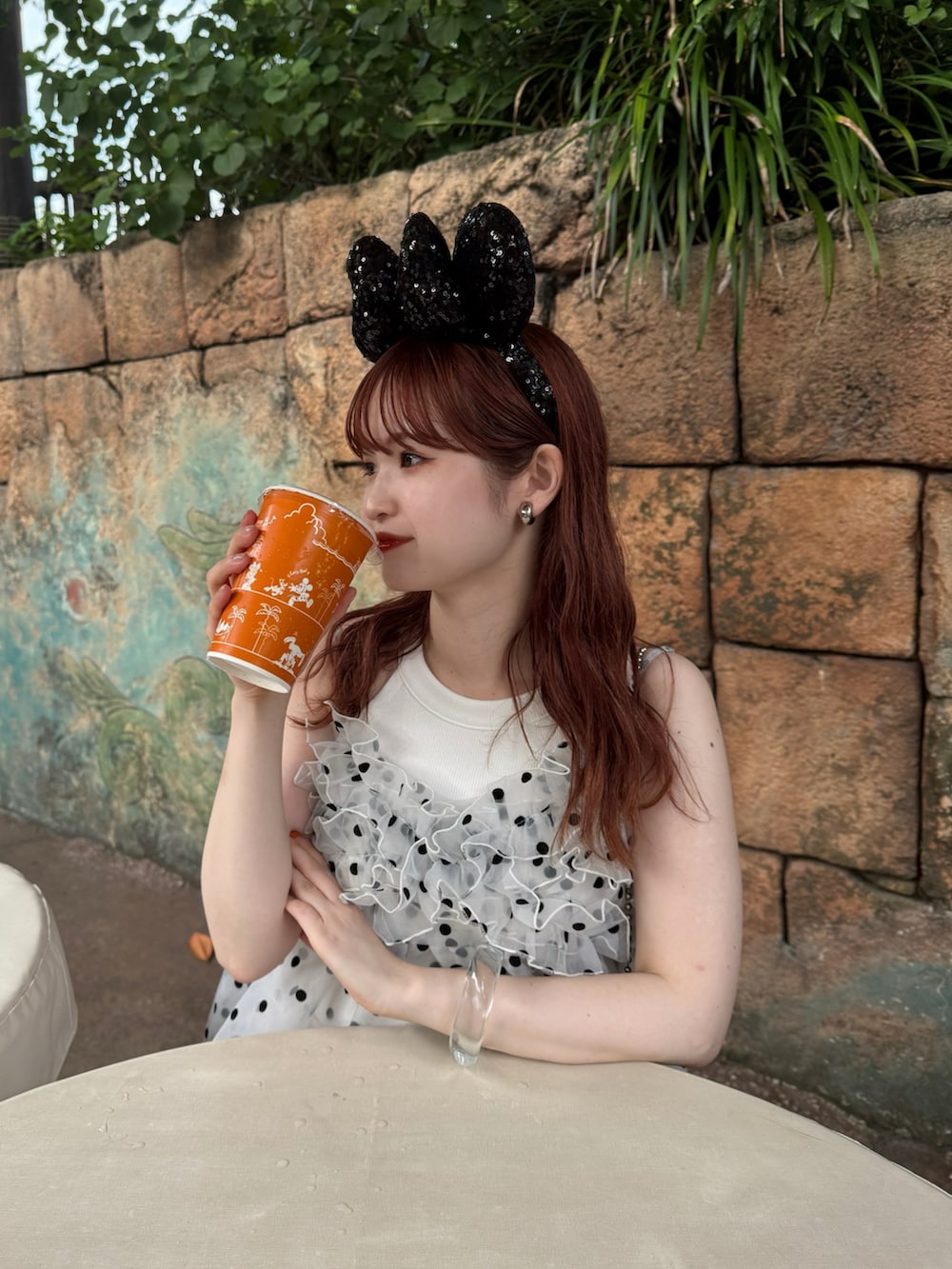 ピンク系のその他パンツ、ホワイト系のキャミソール、レッド系のショルダーバッグを着用したレディースの夏コーディネートの5枚目の写真