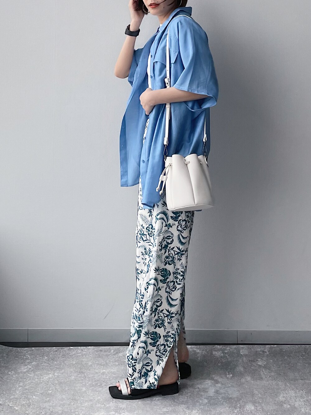 ブルー系のシャツ/ブラウス、ホワイト系のその他パンツ、ホワイト系のショルダーバッグを着用したレディースの春コーディネートの2枚目の写真