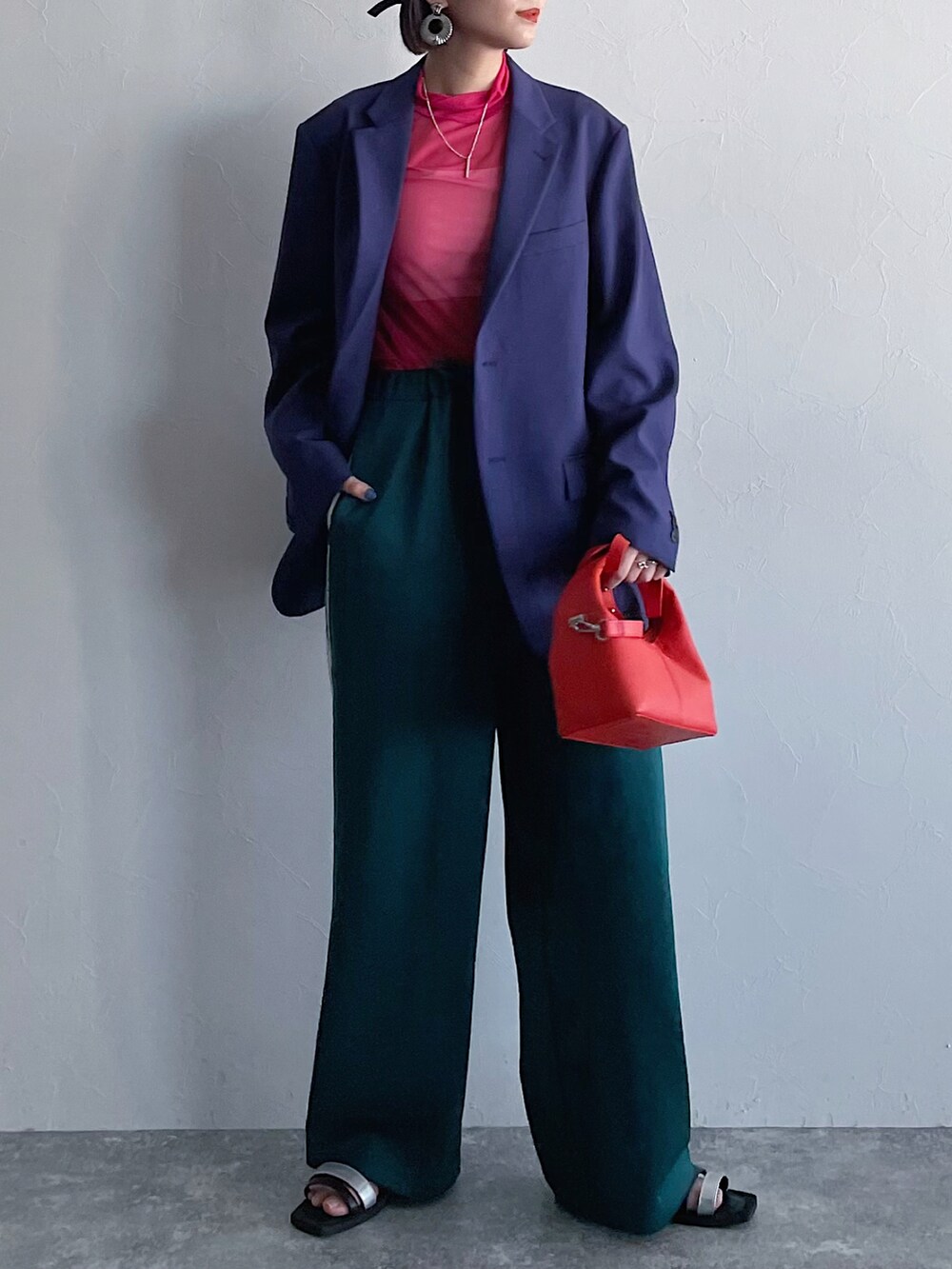 ブルー系のジャケット/アウター、ピンク系のTシャツ/カットソー、グリーン系のその他パンツを着用したレディースの春コーディネートの2枚目の写真