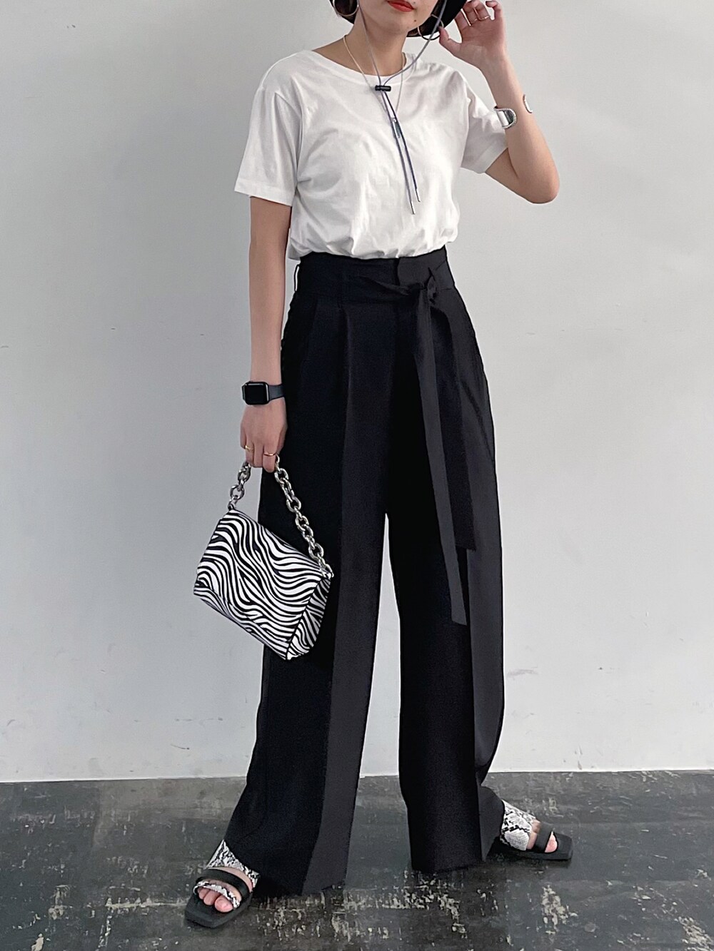 ブラック系のその他パンツ、その他のショルダーバッグ、シルバー系のサンダルを着用したレディースの春コーディネートの3枚目の写真