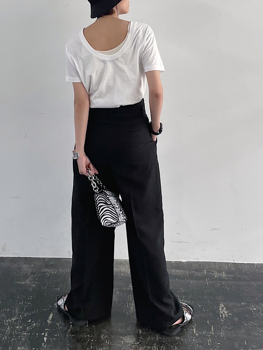 ブラック系のその他パンツ、その他のショルダーバッグ、シルバー系のサンダルを着用したレディースの春コーディネートの2枚目の写真