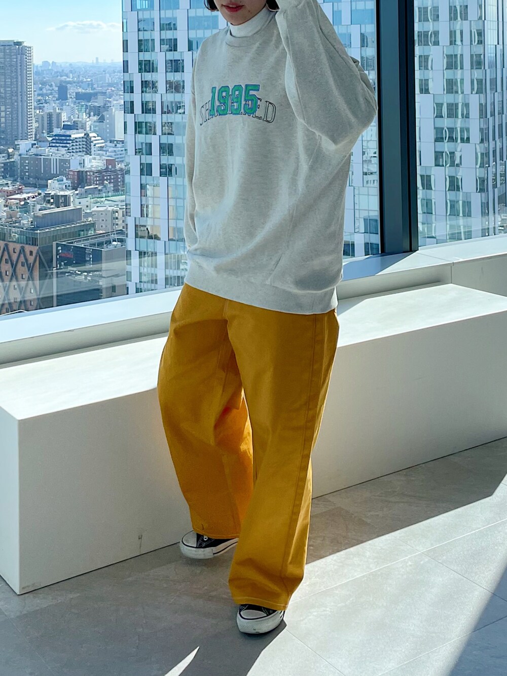 ホワイト系のTシャツ/カットソー、ベージュ系のスウェット、イエロー系のその他パンツを着用したレディースの春コーディネートの3枚目の写真