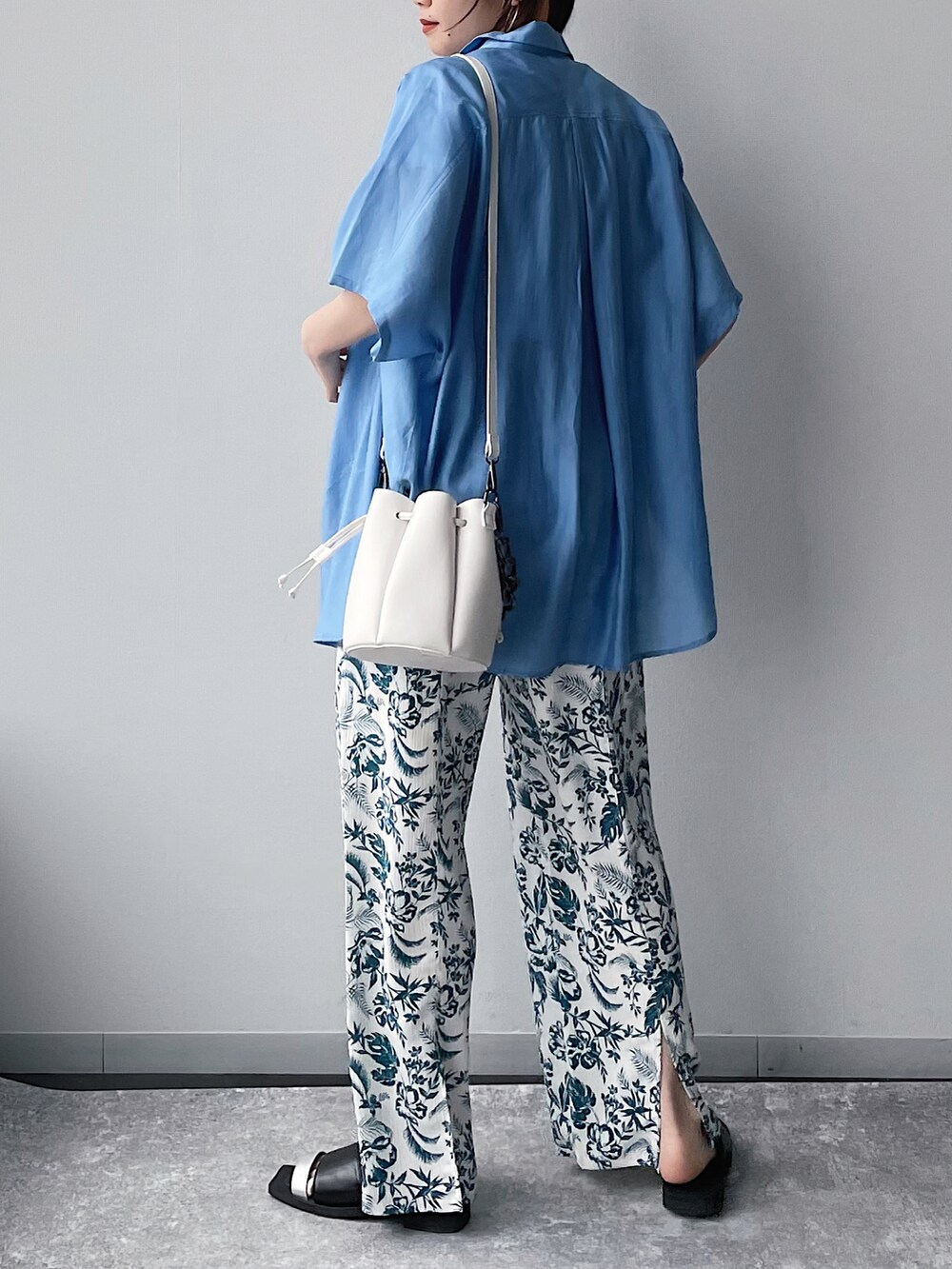 ブルー系のシャツ/ブラウス、ホワイト系のその他パンツ、ホワイト系のショルダーバッグを着用したレディースの春コーディネートの3枚目の写真