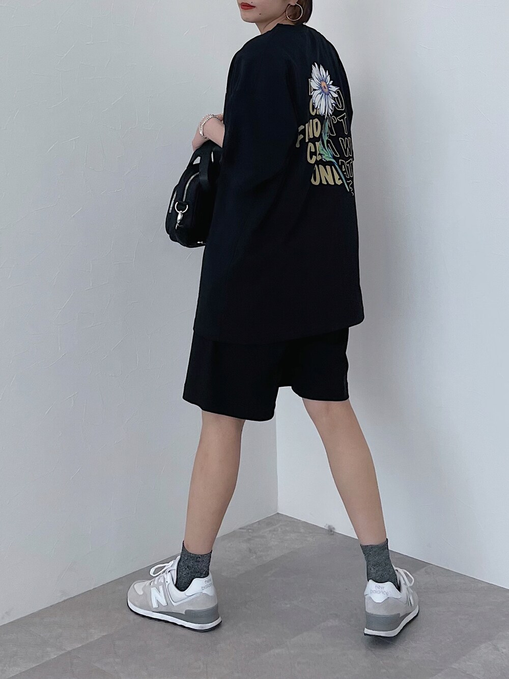 ブラック系のTシャツ/カットソー、ブラック系のその他パンツを着用したレディースの春コーディネートの3枚目の写真