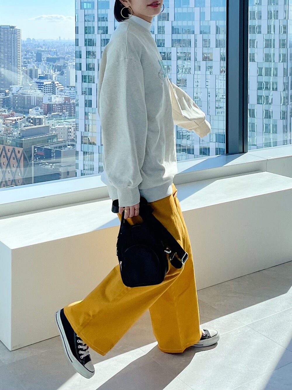 ホワイト系のTシャツ/カットソー、ベージュ系のスウェット、イエロー系のその他パンツを着用したレディースの春コーディネートの2枚目の写真