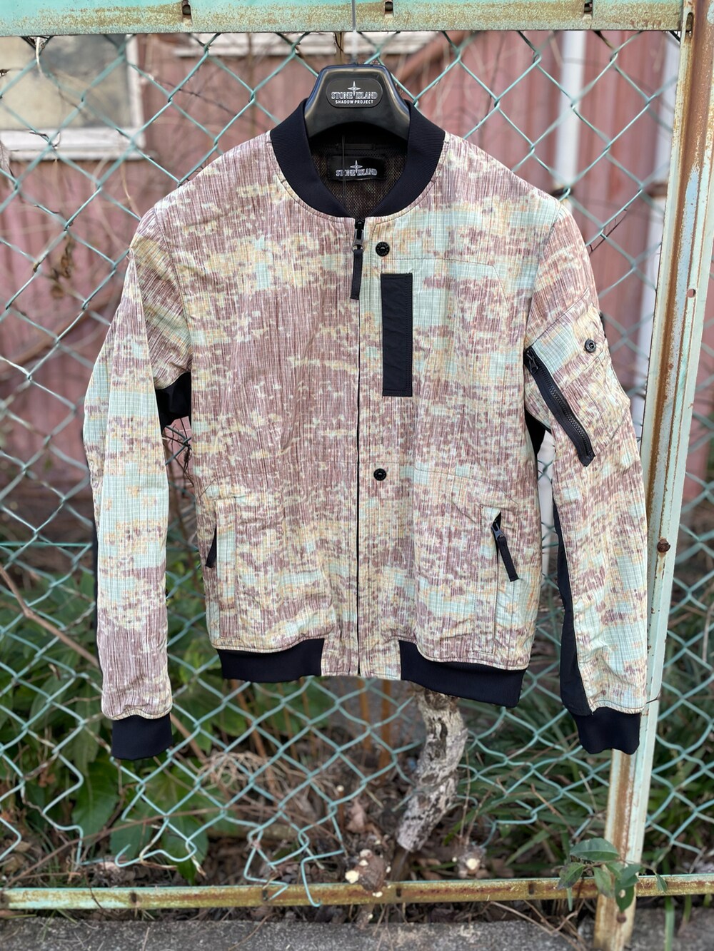 グリーン系のジャケット/アウター、ブラック系のパンツ、グレー系のスニーカーを着用したメンズの冬コーディネートの2枚目の写真