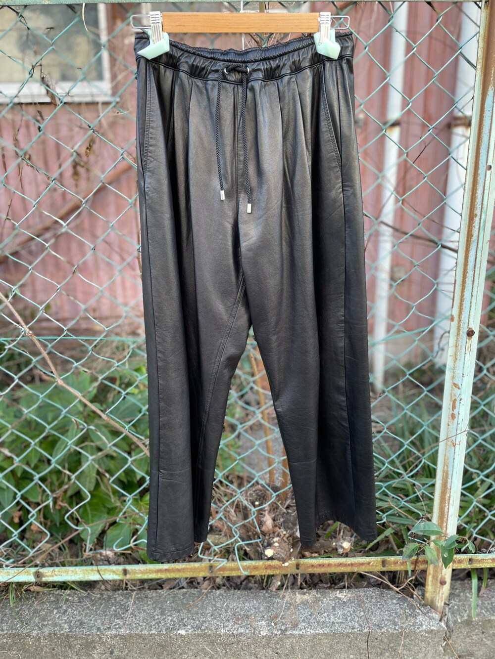 グリーン系のジャケット/アウター、ブラック系のパンツ、グレー系のスニーカーを着用したメンズの冬コーディネートの3枚目の写真