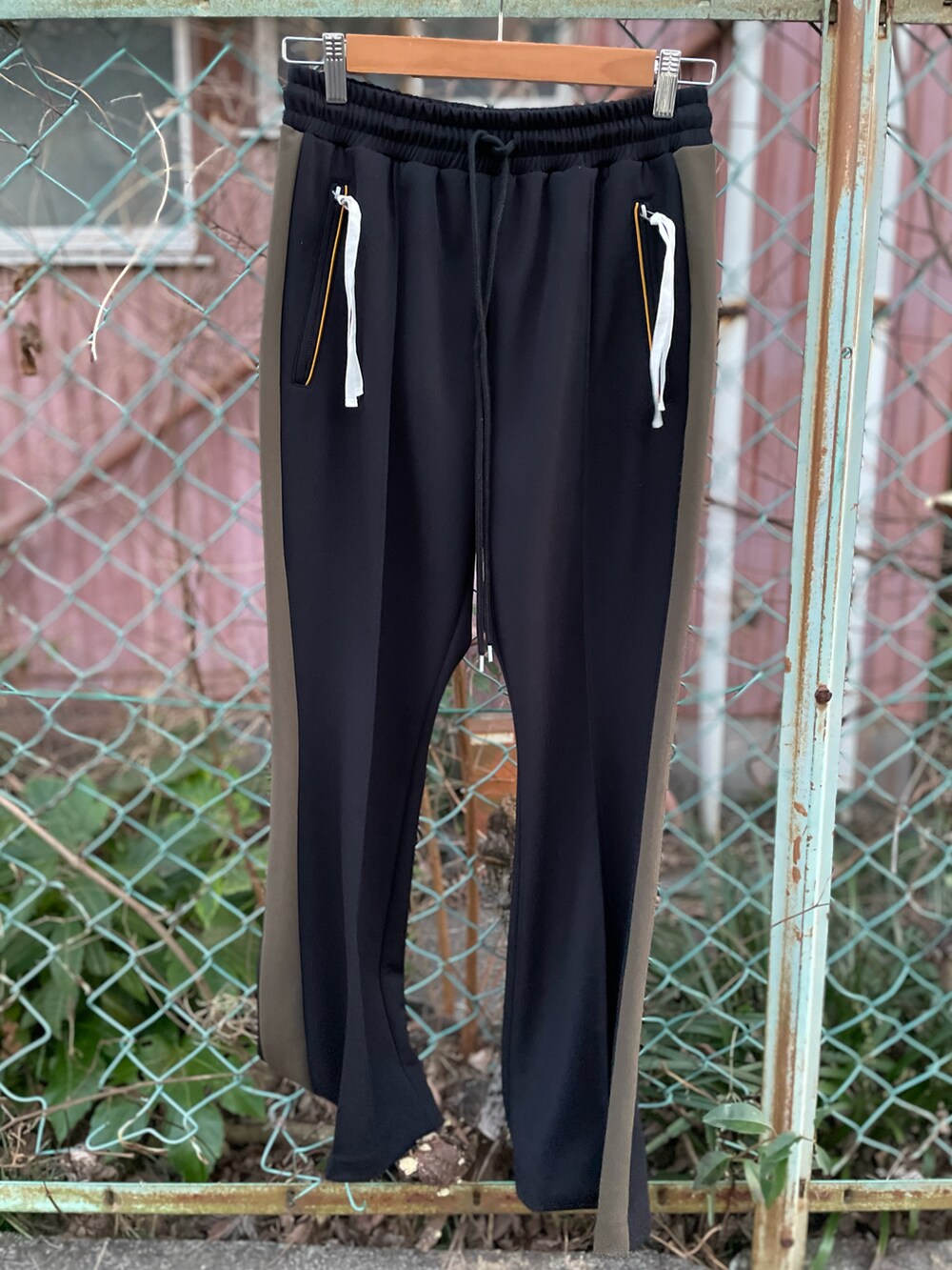 グレー系のニット/セーター、ブラック系のその他パンツ、グレー系のスニーカーを着用したメンズの冬コーディネートの3枚目の写真