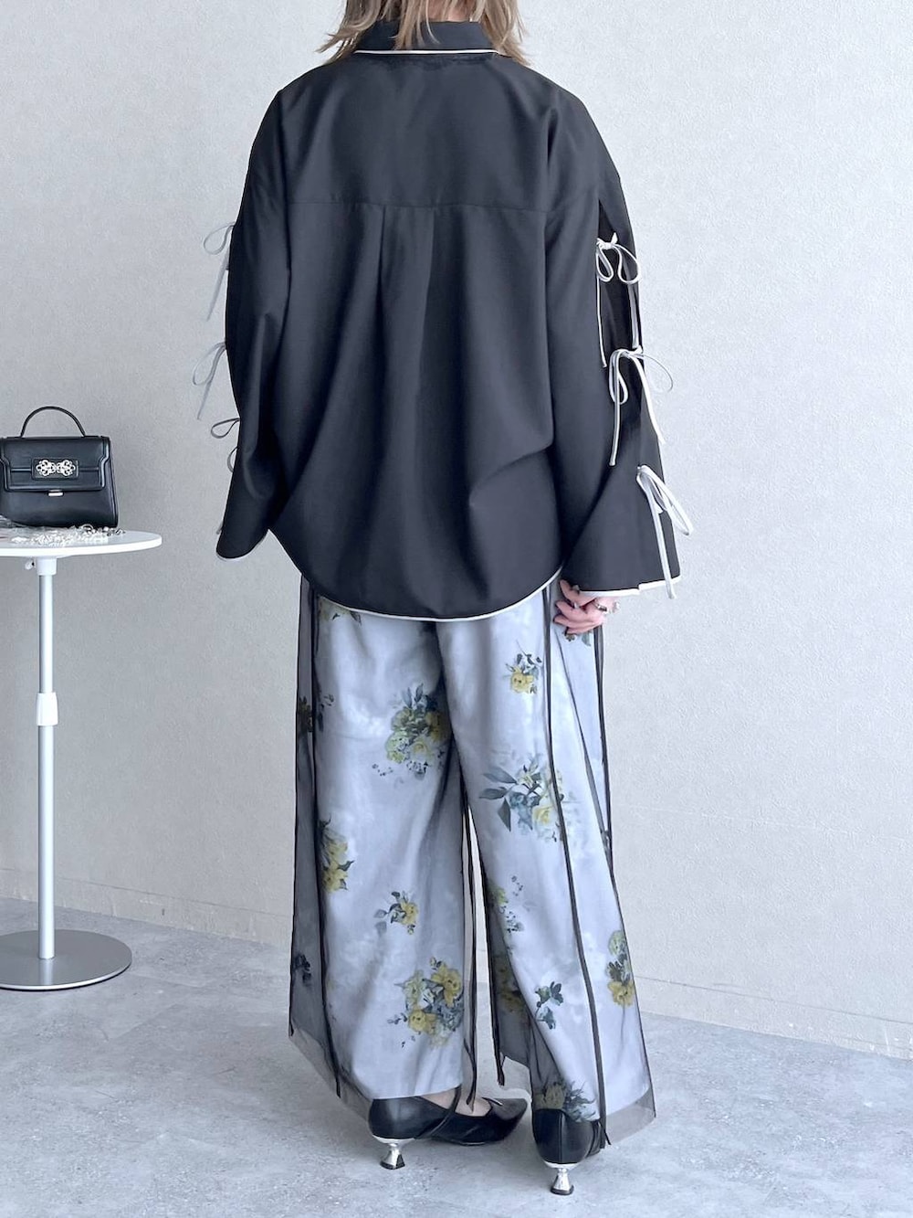 ブラック系のパンプス、ブラック系のシャツ/ブラウス、ホワイト系のその他パンツを着用したレディースの冬コーディネートの6枚目の写真