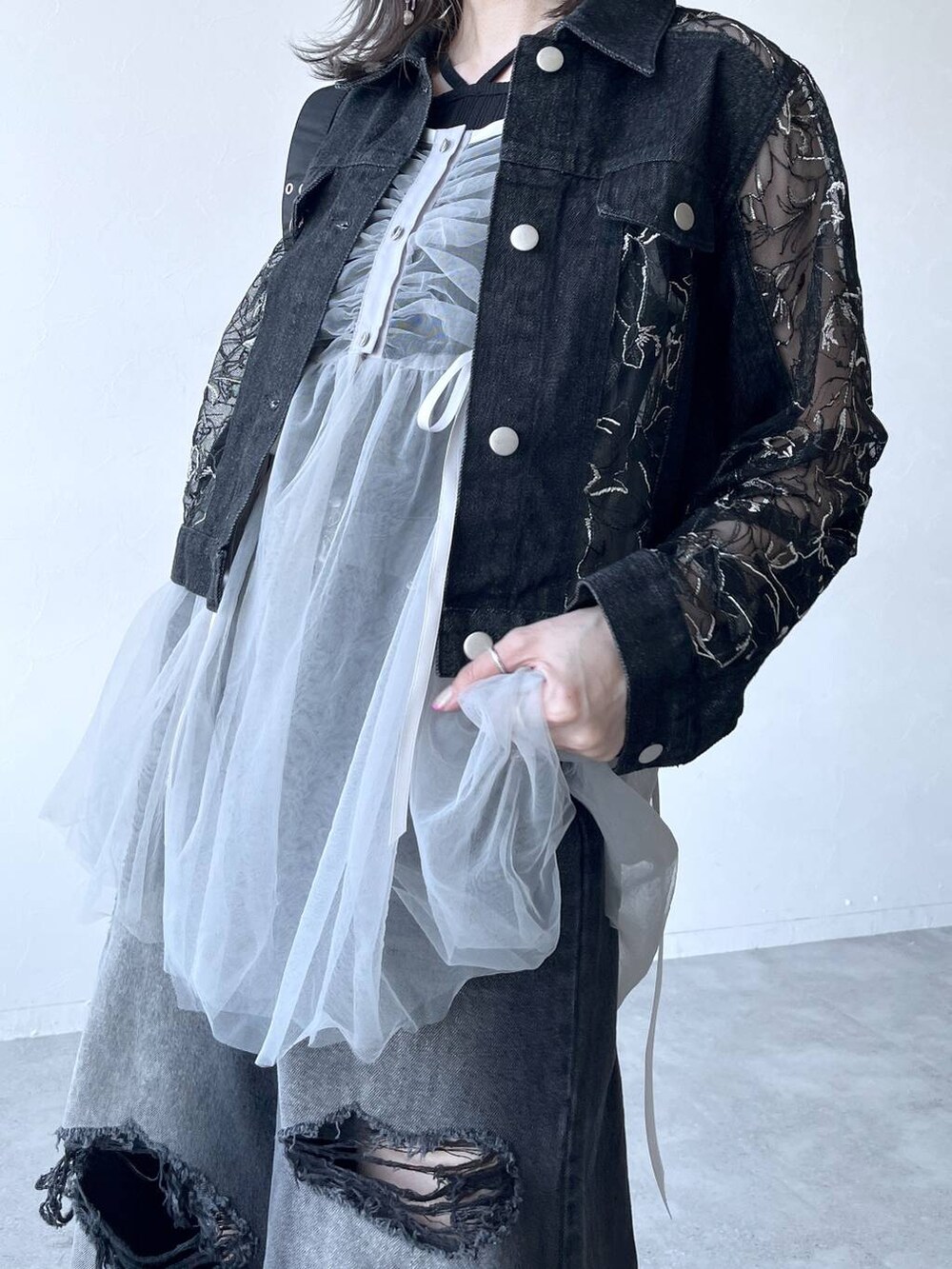 「若見え、モード、カジュアル、女子会、高身長、着痩せ、きれいめ、HARE、着痩せ・細見え、Over40スタッフ、ユニセックス、デニムパンツ、ビスチェ、デニムジャケット」｜「HAREのストリングデザインタンクトップ(HARE)（タンクトップ、ブラック系）」を使った、inhhhan®さん（レディース・165cm）の春コーディネートの4枚目の写真