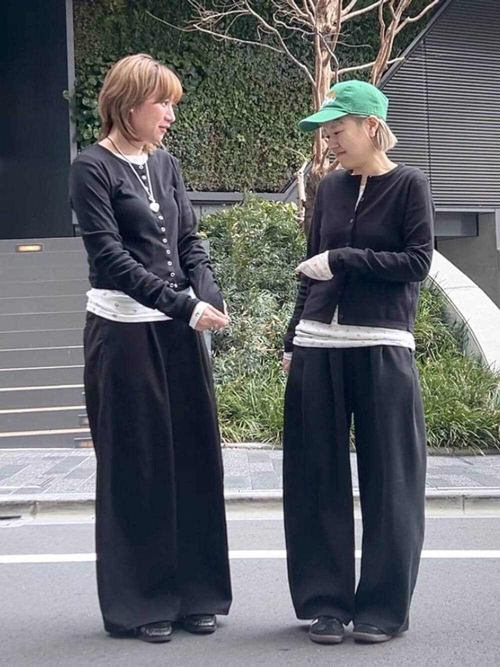 ホワイト系のTシャツ/カットソー、ホワイト系のTシャツ/カットソー、ブラック系のローファーを着用したレディースの春コーディネートの5枚目の写真