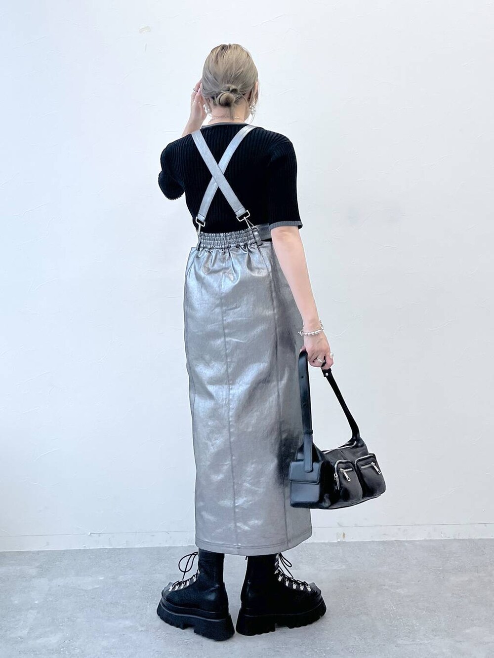 ブラック系のサンダル、ブラック系のショルダーバッグ、シルバー系のスカートを着用したレディースの春コーディネートの4枚目の写真