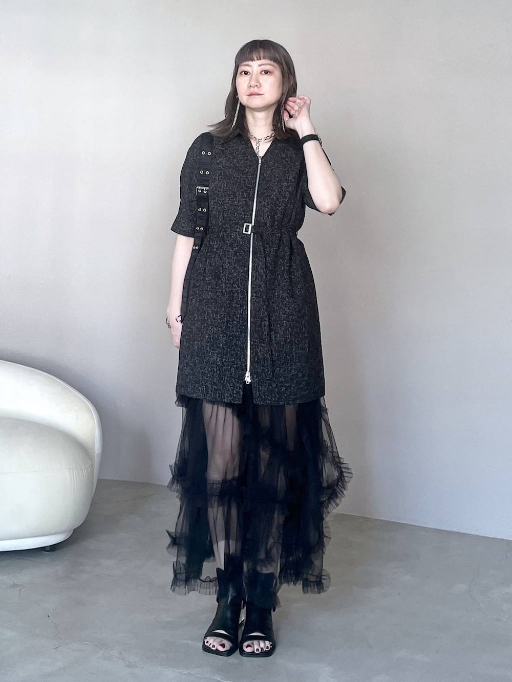 「若見え、モード、カジュアル、女子会、チュールスカート、高身長、着痩せ、きれいめ、HARE、着痩せ・細見え、Over40スタッフ、ワンピース」|「HAREの2PSETバングル(HARE)(バングル/リストバンド、シルバー系)」を使った、inhhhan®さん(レディース・165cm)の春コーディネートの7枚目の写真
