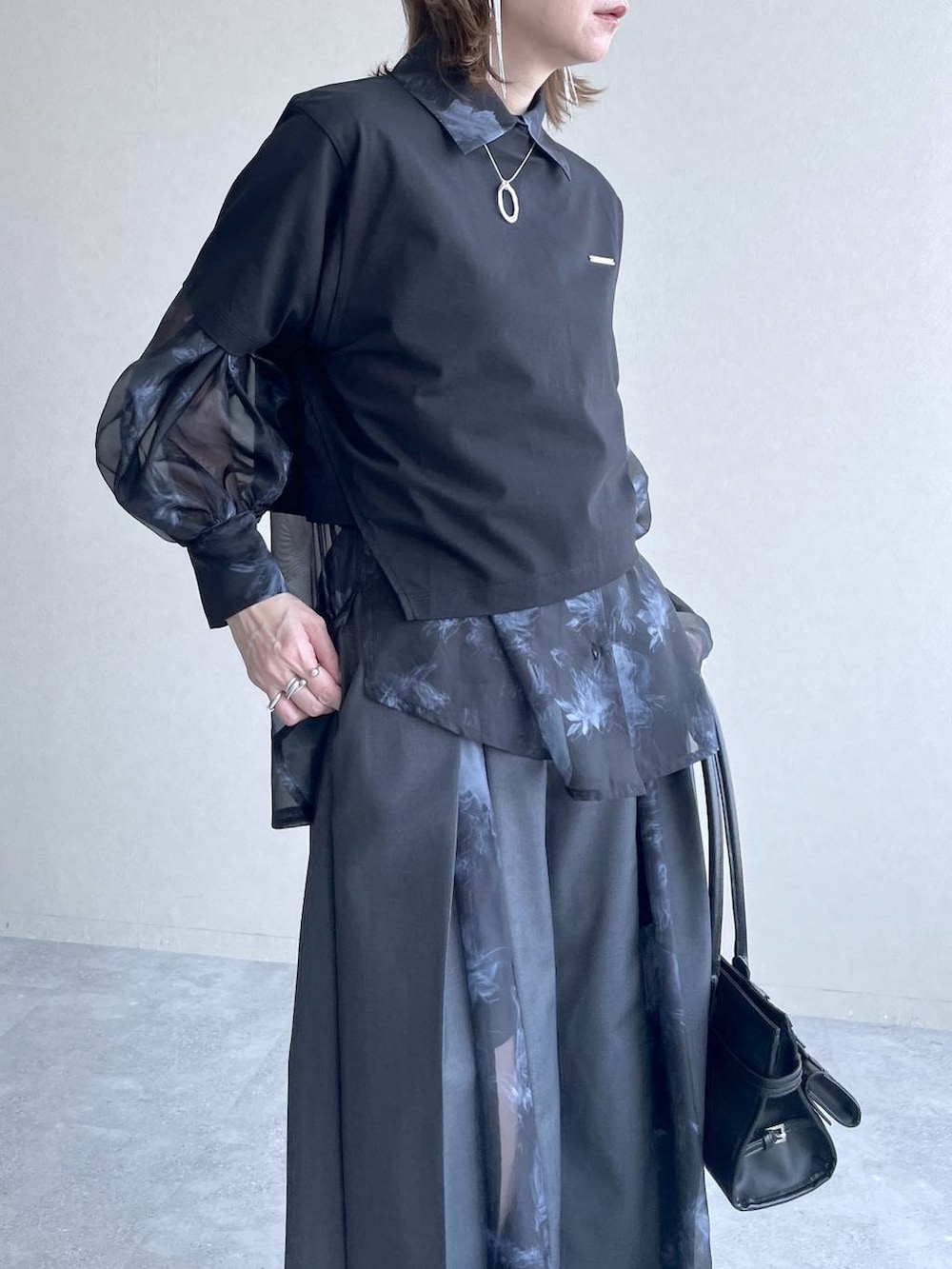 ブラック系のTシャツ/カットソー、ブラック系のサンダル、ブラック系のシャツ/ブラウスを着用したレディースの春コーディネートの4枚目の写真